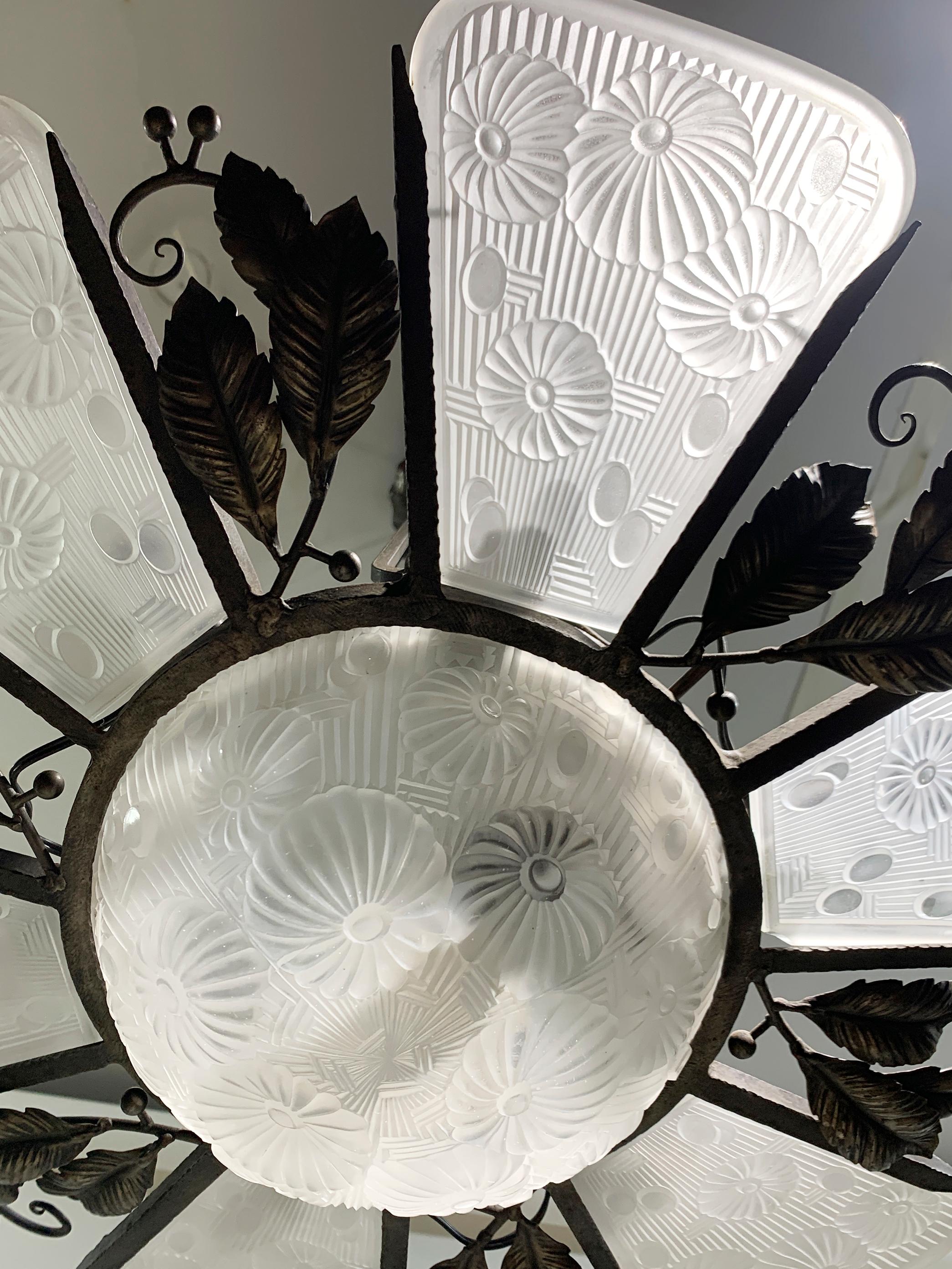 Lampadario francese Art Deco in ferro battuto e vetro stampato, circa anni '30 in vendita 2