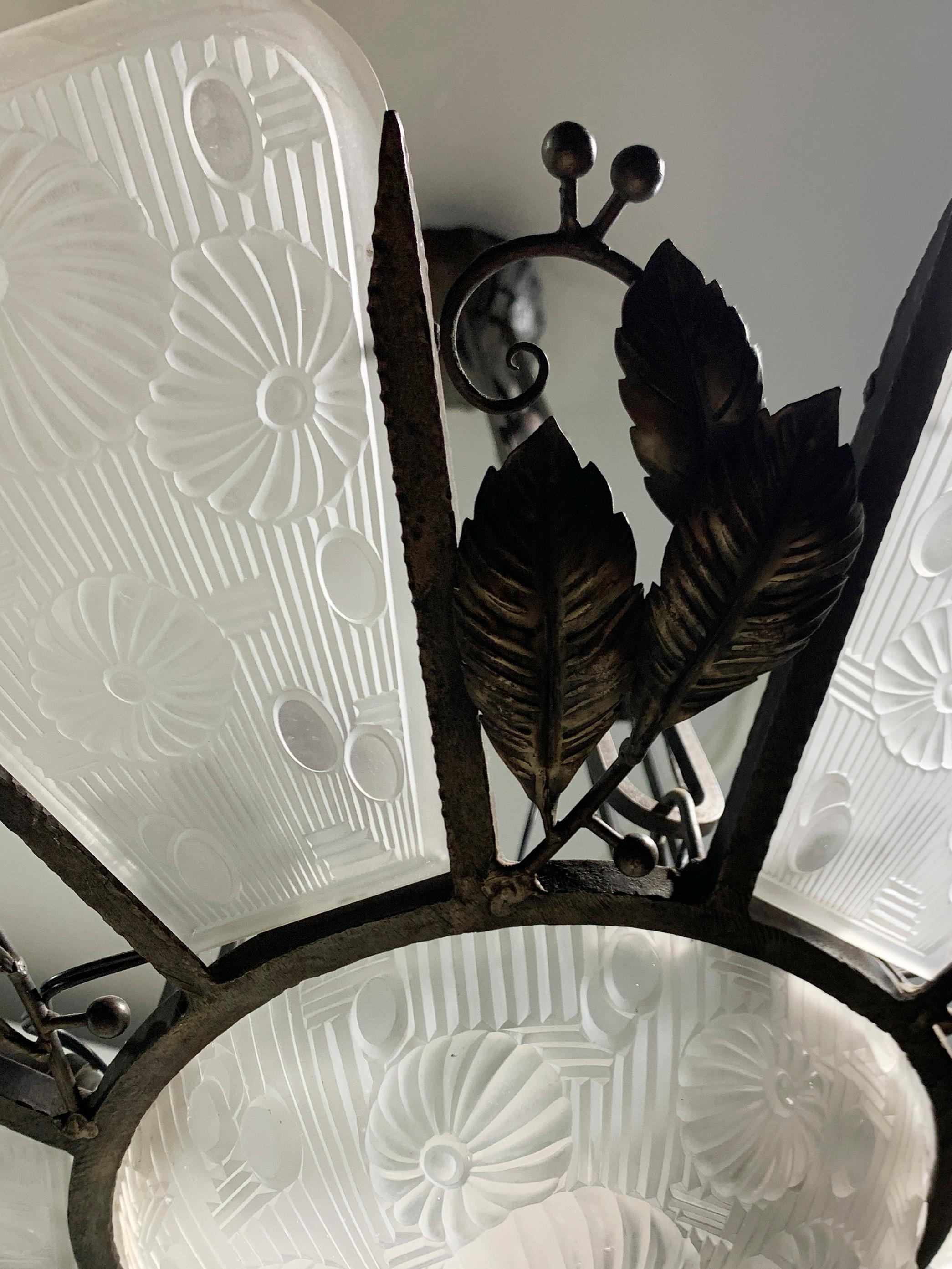 Lampadario francese Art Deco in ferro battuto e vetro stampato, circa anni '30 in vendita 3