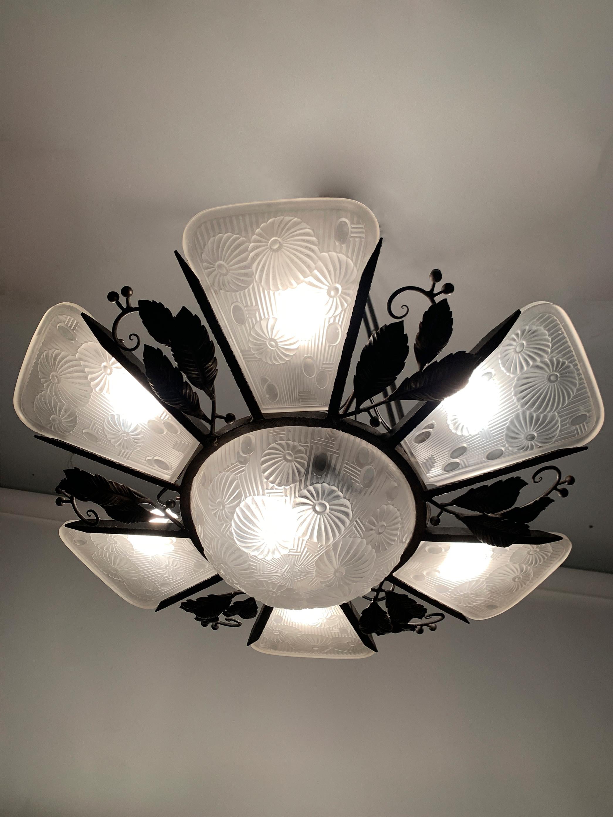 Lampadario francese Art Deco in ferro battuto e vetro stampato, circa anni '30 in vendita 4