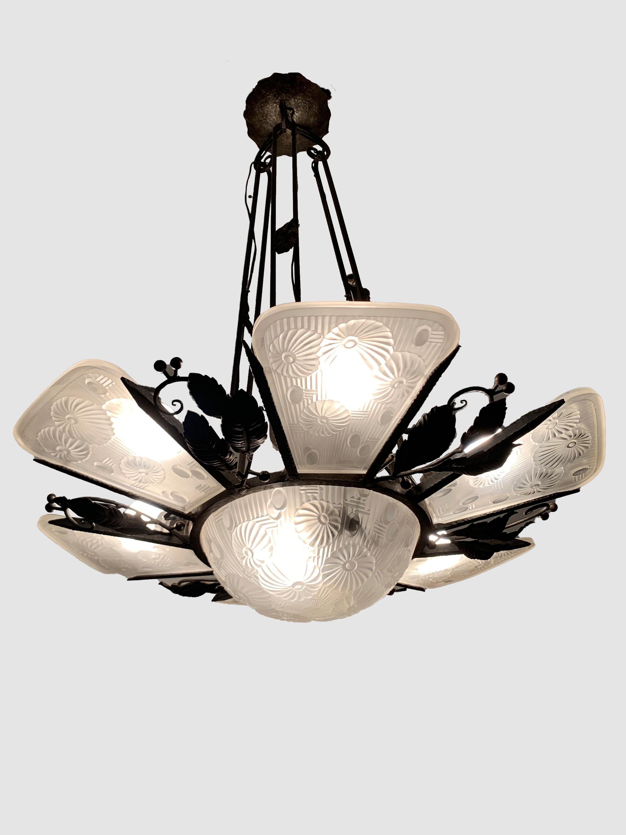 Lampadario francese Art Deco in ferro battuto e vetro stampato, circa anni '30 in vendita 5