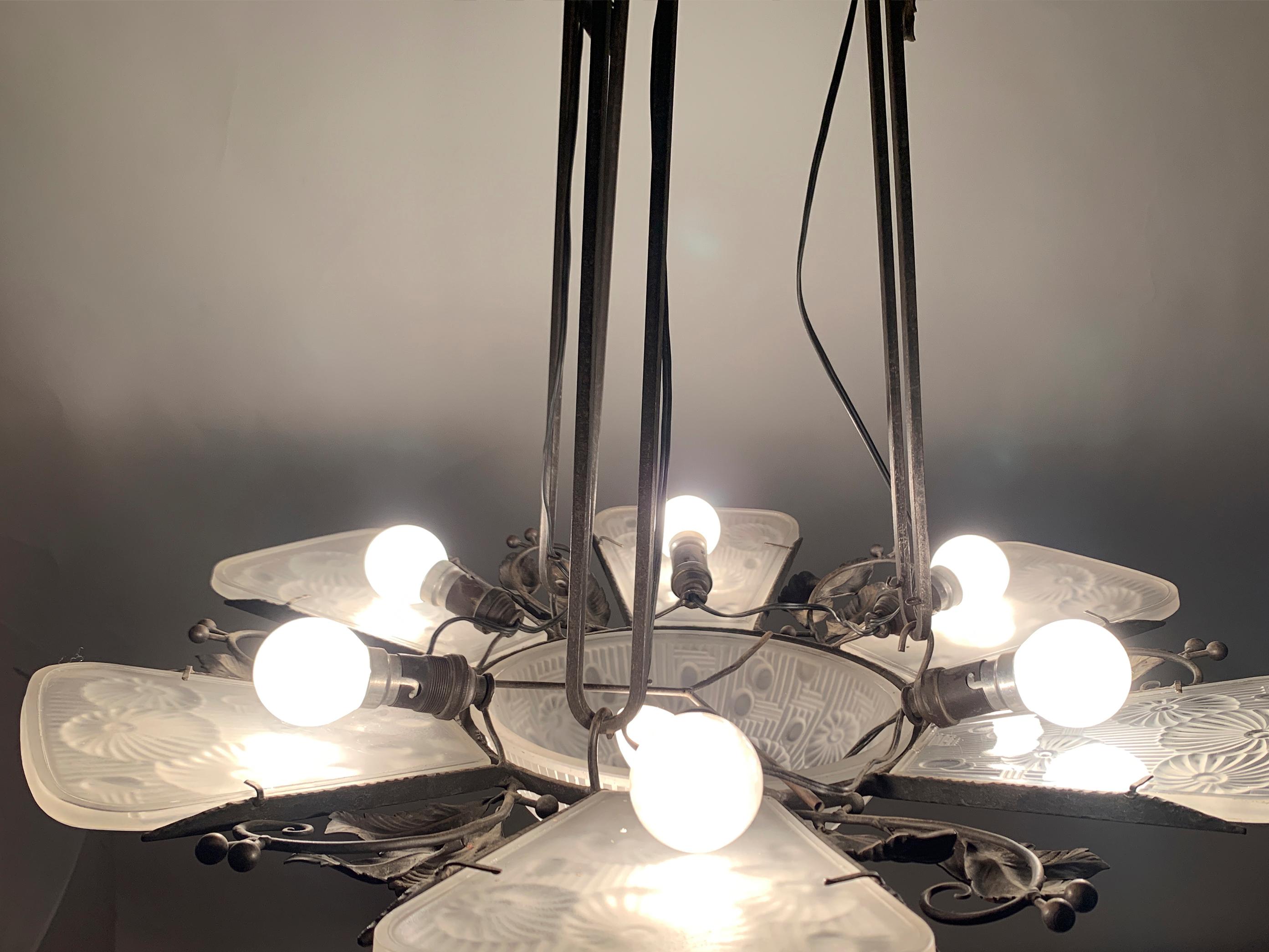 Lampadario francese Art Deco in ferro battuto e vetro stampato, circa anni '30 in vendita 6