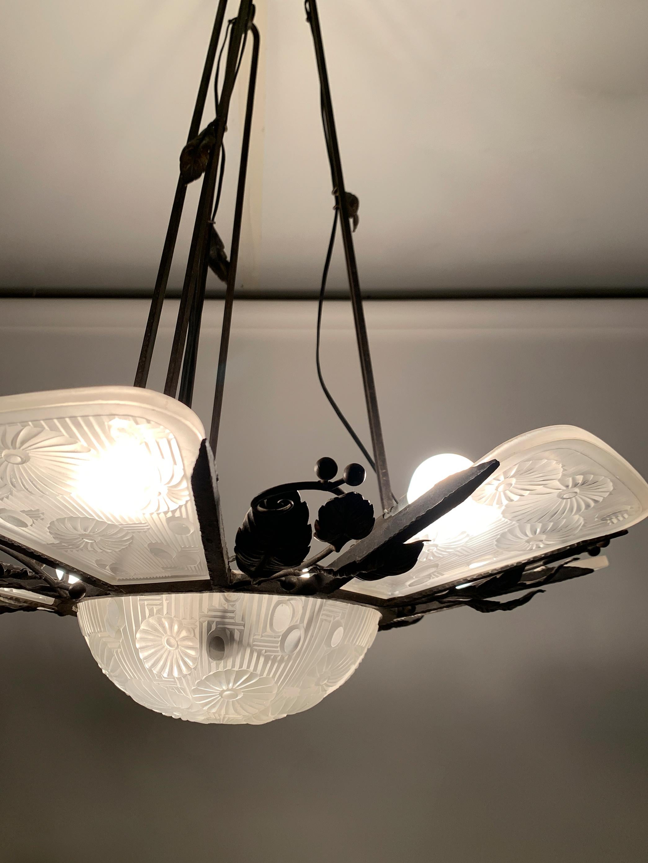 Lampadario francese Art Deco in ferro battuto e vetro stampato, circa anni '30 in vendita 7
