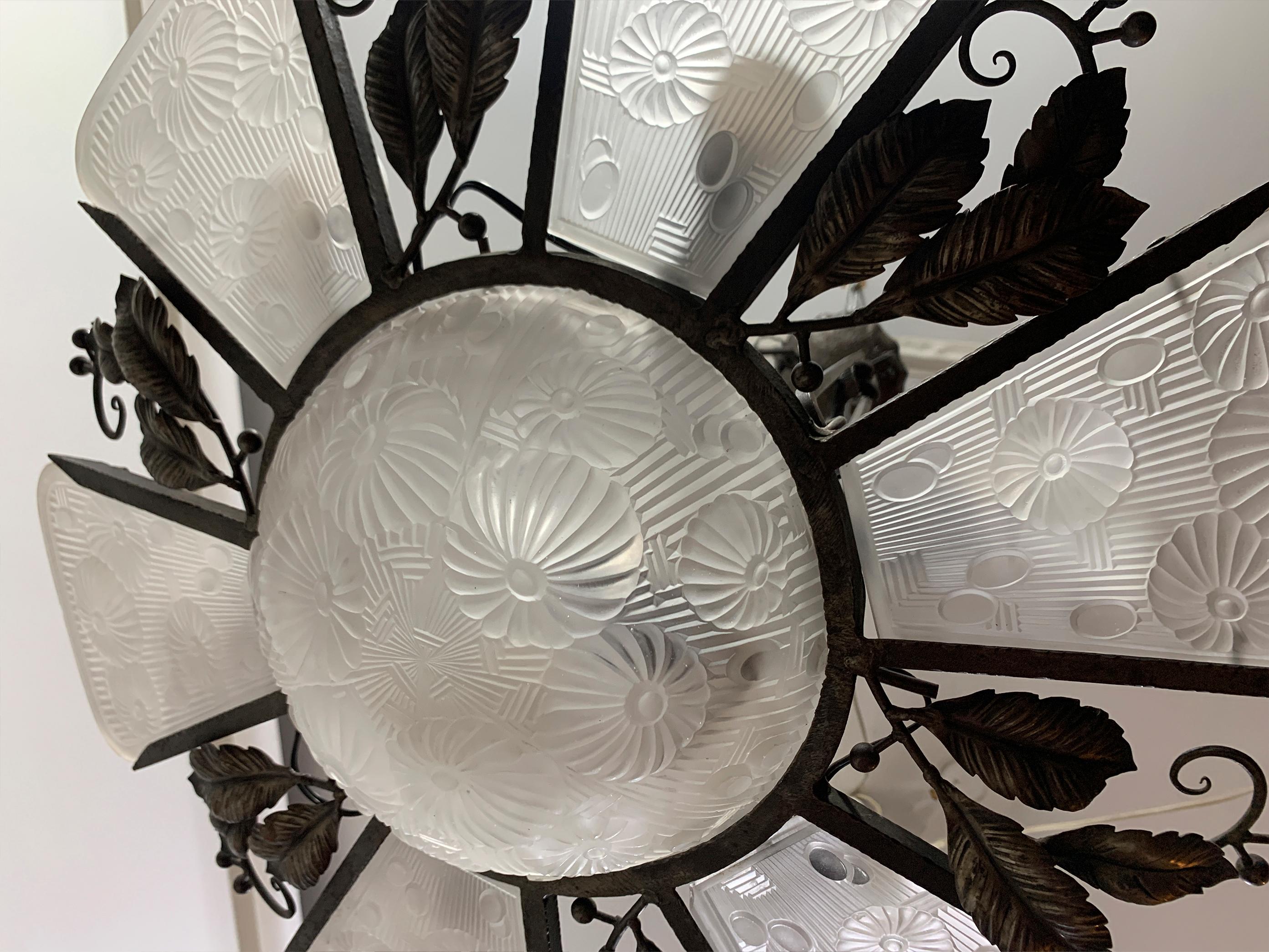 Lampadario francese Art Deco in ferro battuto e vetro stampato, circa anni '30 in vendita 8