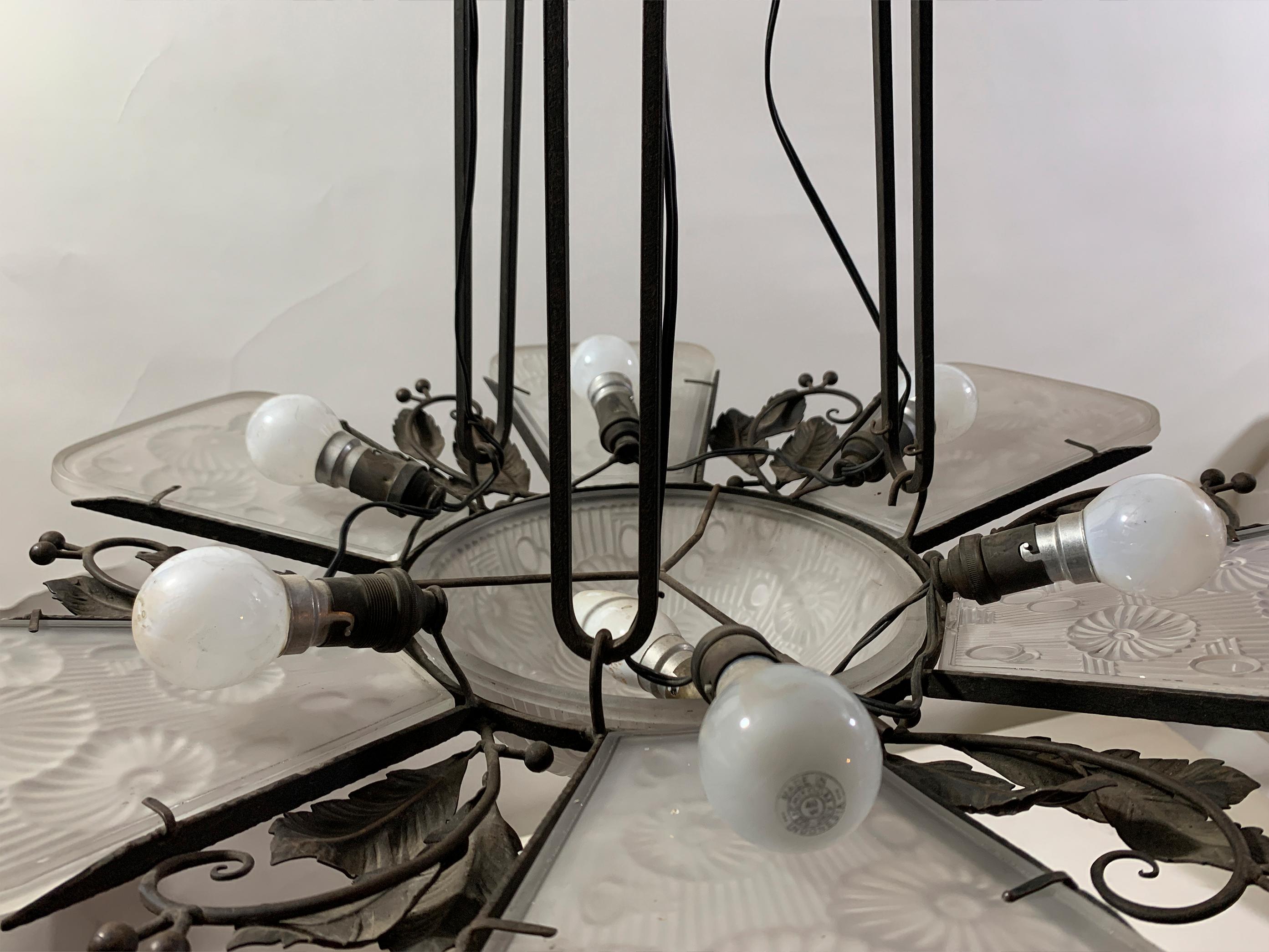 Lampadario francese Art Deco in ferro battuto e vetro stampato, circa anni '30 in vendita 9