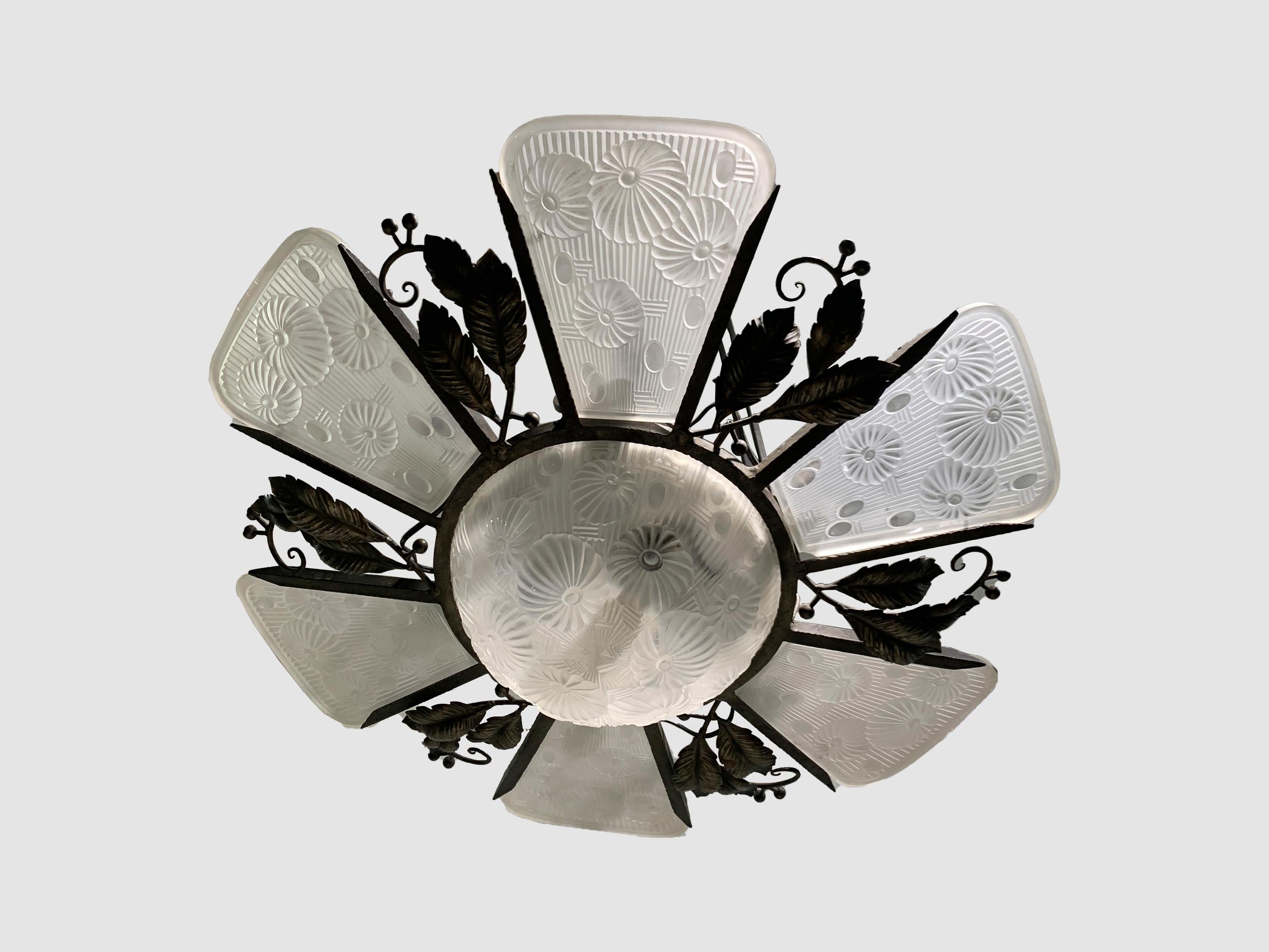Art Déco Lampadario francese Art Deco in ferro battuto e vetro stampato, circa anni '30 in vendita
