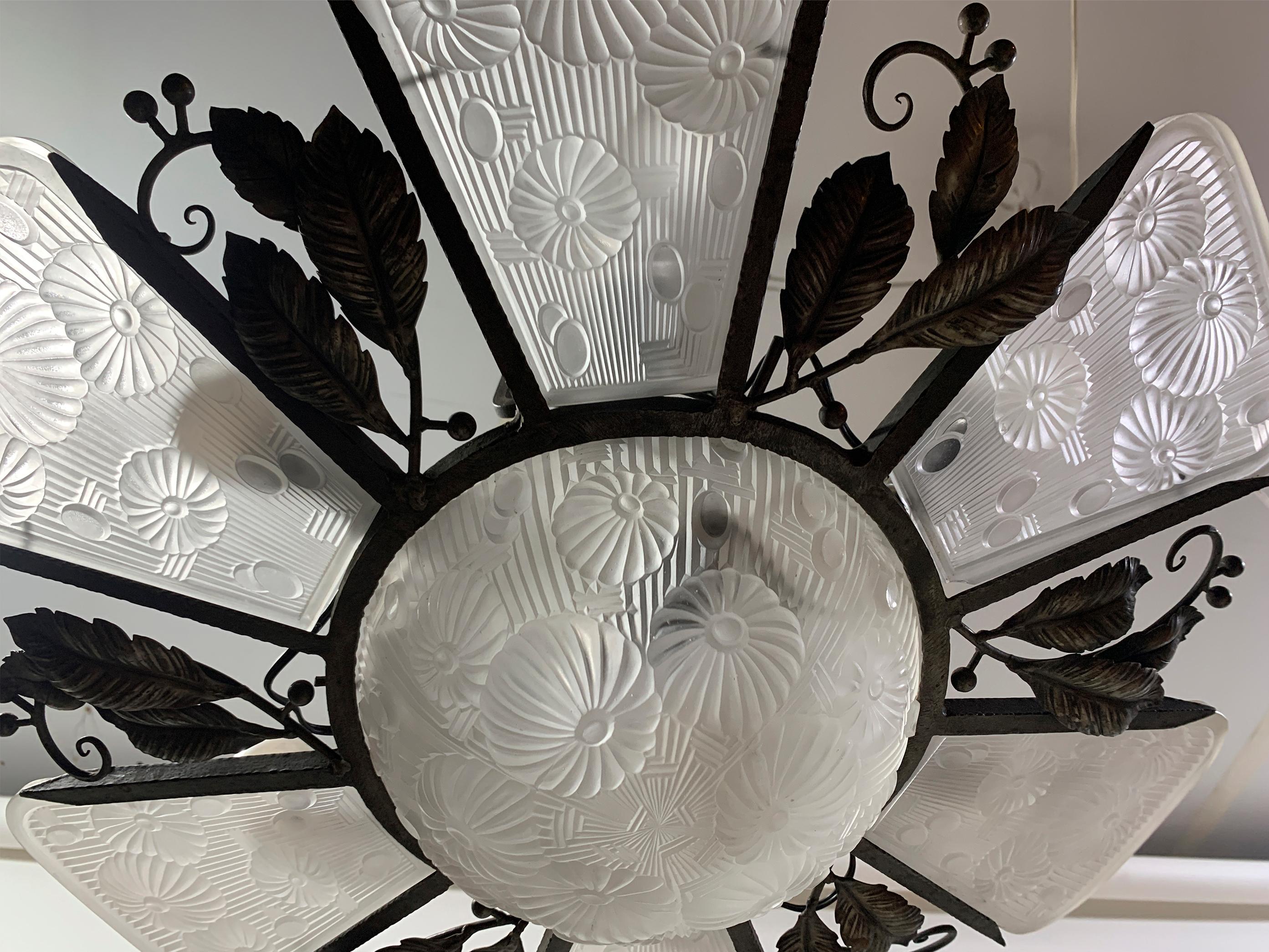 Francese Lampadario francese Art Deco in ferro battuto e vetro stampato, circa anni '30 in vendita
