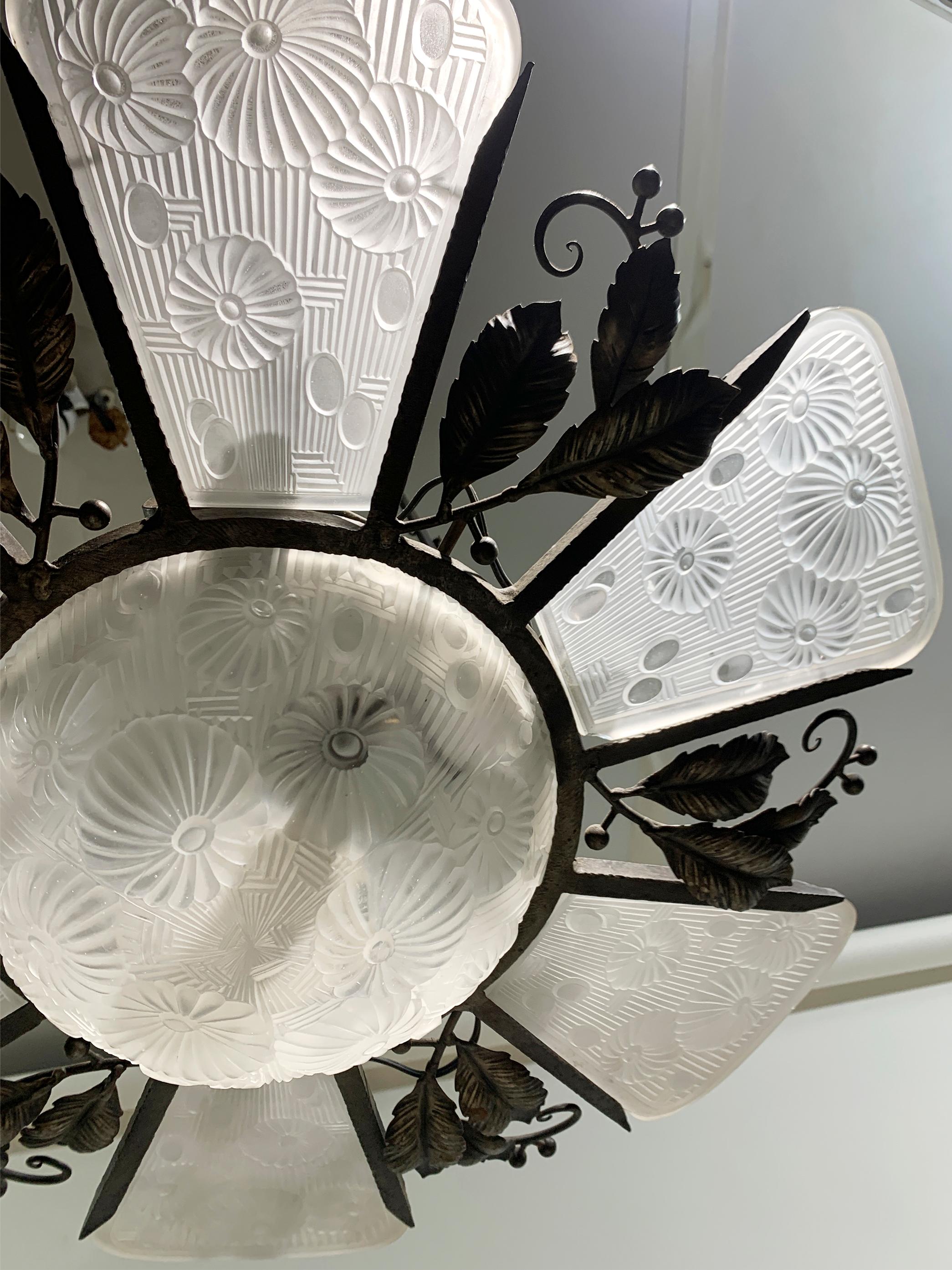 Pressato Lampadario francese Art Deco in ferro battuto e vetro stampato, circa anni '30 in vendita