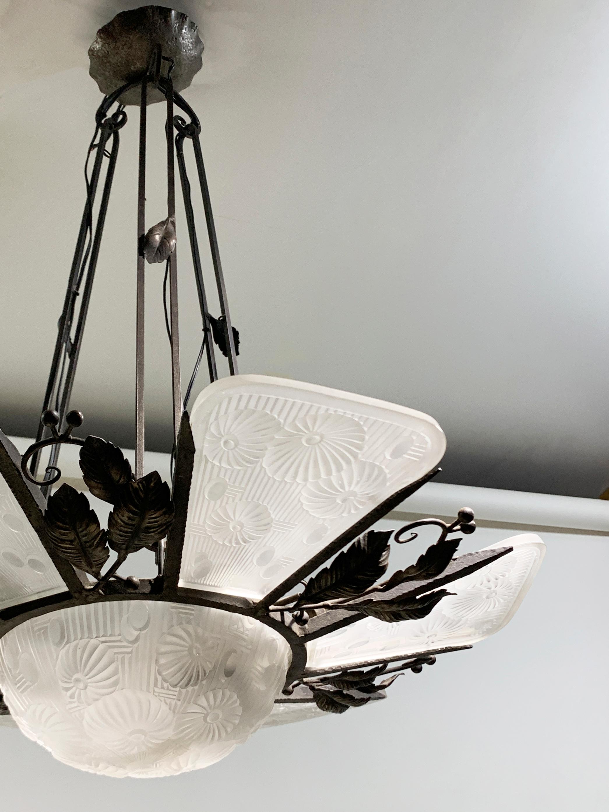 Ferro battuto Lampadario francese Art Deco in ferro battuto e vetro stampato, circa anni '30 in vendita
