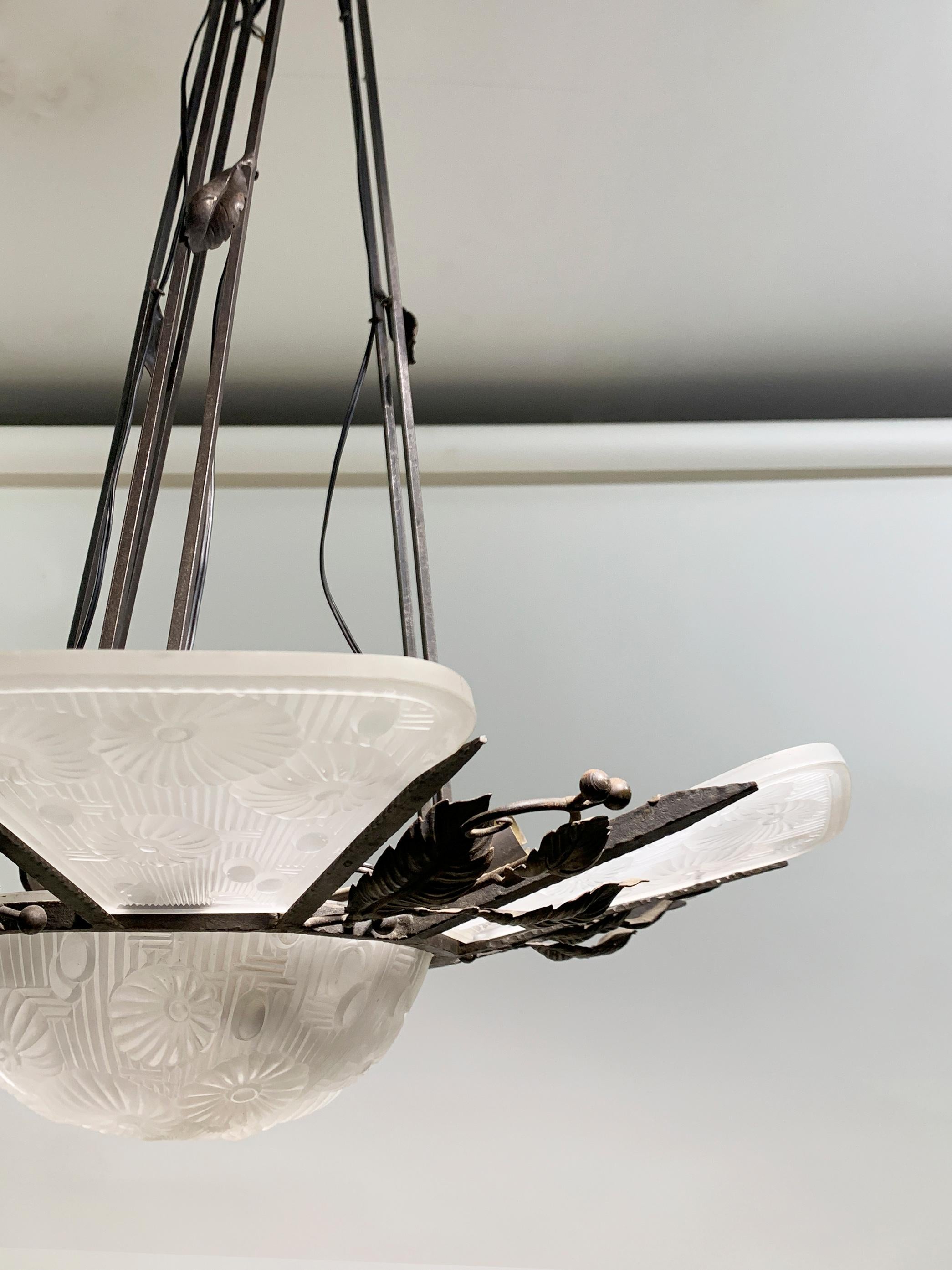 Lampadario francese Art Deco in ferro battuto e vetro stampato, circa anni '30 in vendita 1