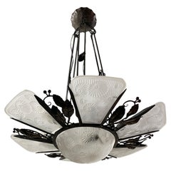 Französischer Art-déco-Kronleuchter aus Schmiedeeisen und geformtem Glas mit Pressglas, ca. 1930er Jahre