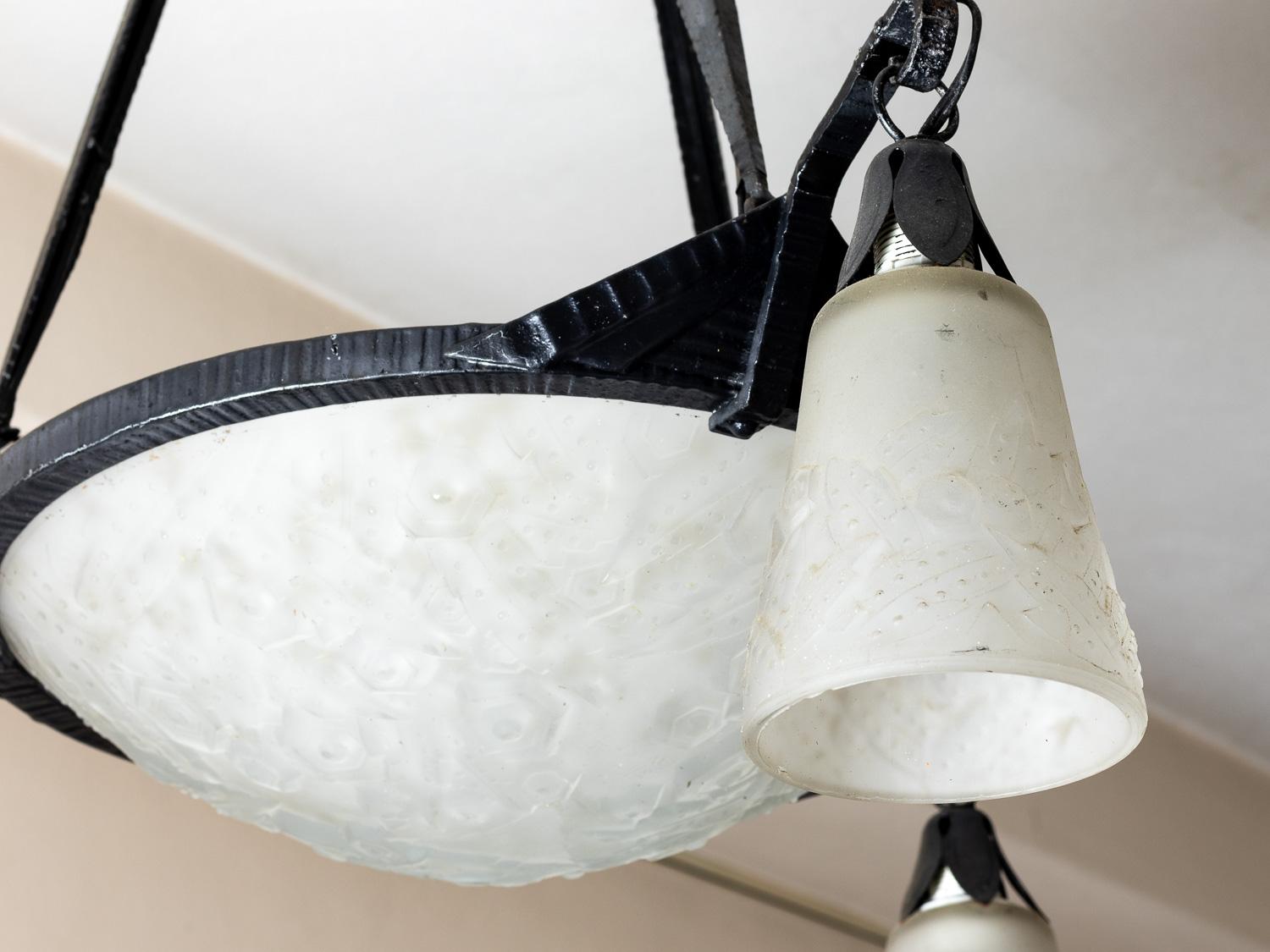 Lampadario Art Deco francese, Muller Frères, vetro smerigliato, 1920 in vendita 4
