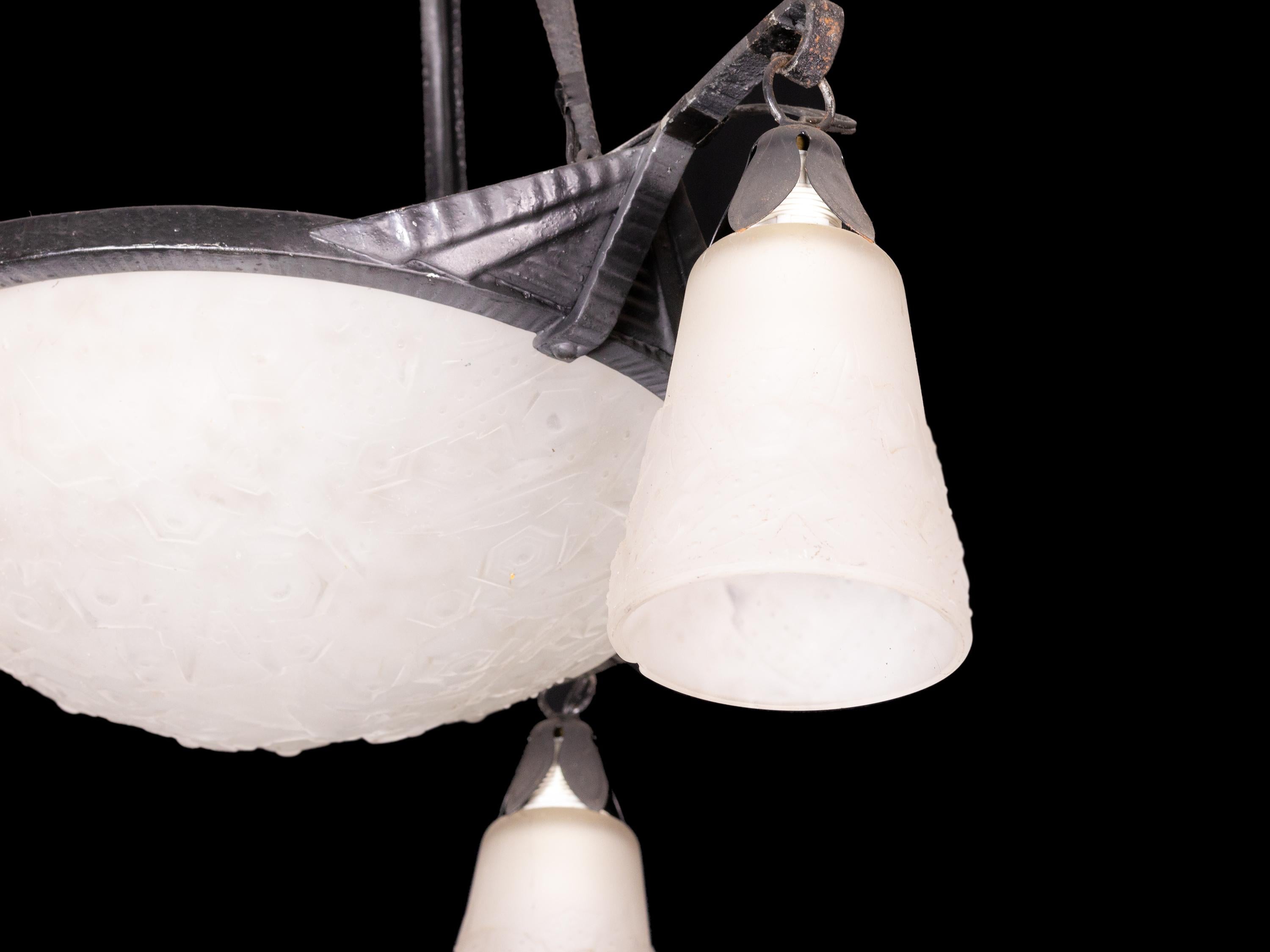 Francese Lampadario Art Deco francese, Muller Frères, vetro smerigliato, 1920 in vendita