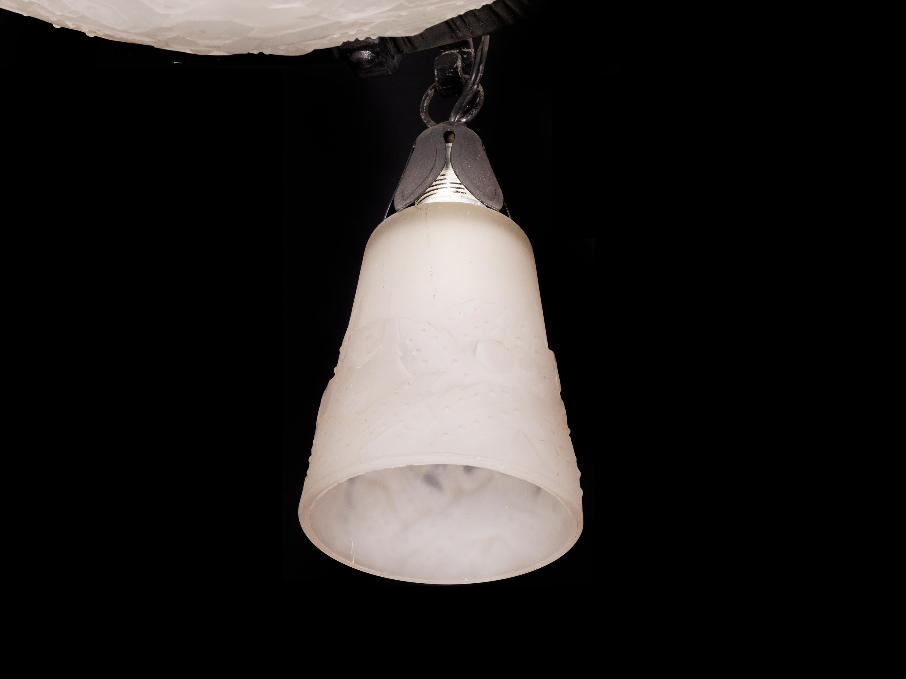 Patinato Lampadario Art Deco francese, Muller Frères, vetro smerigliato, 1920 in vendita