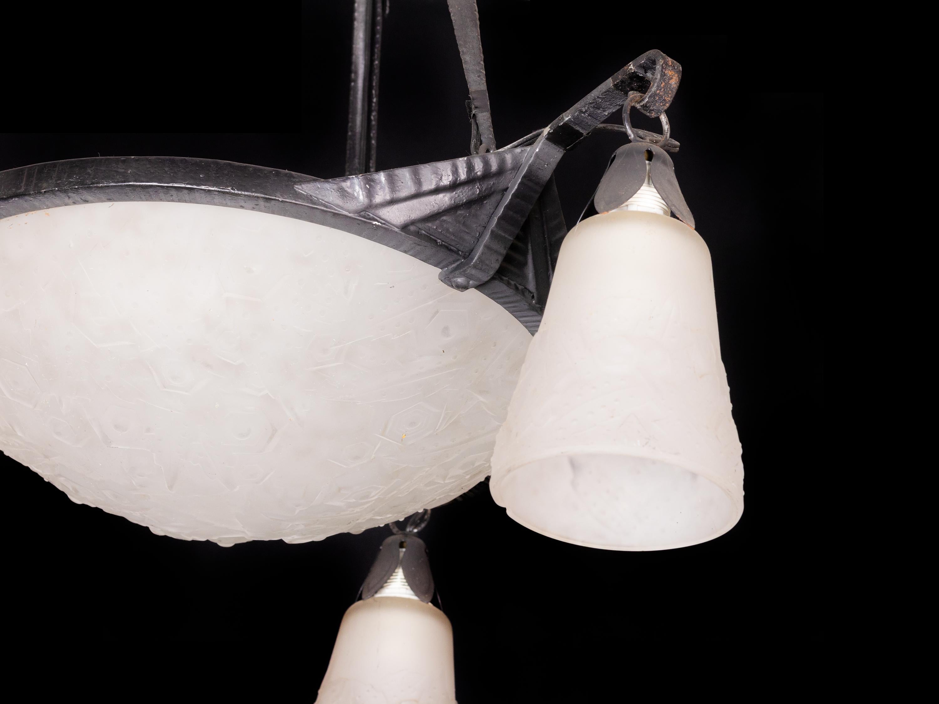 Lampadario Art Deco francese, Muller Frères, vetro smerigliato, 1920 In condizioni discrete in vendita a Lisbon, PT