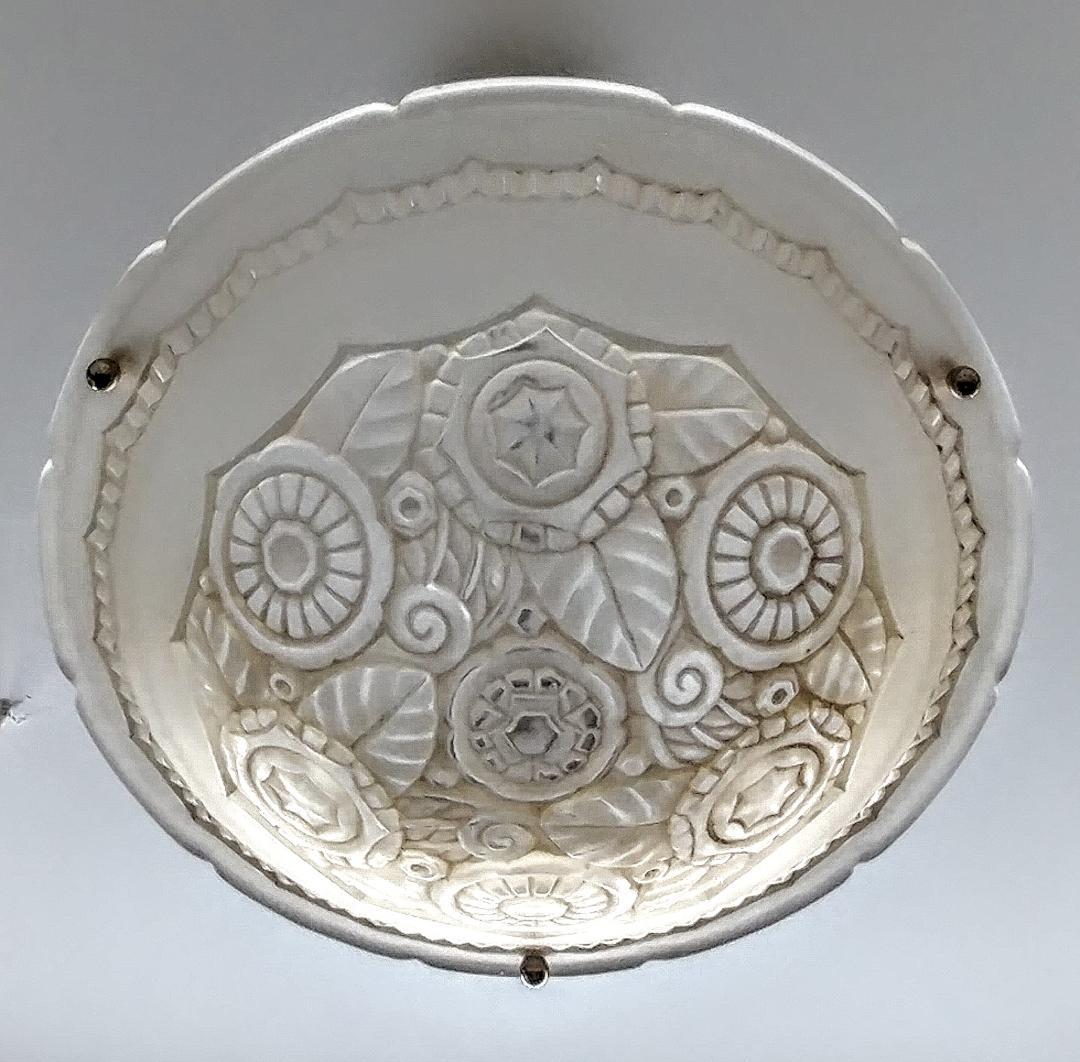 Uno splendido lampadario a sospensione in stile Art Déco francese creato dal maestro del vetro noto come 
