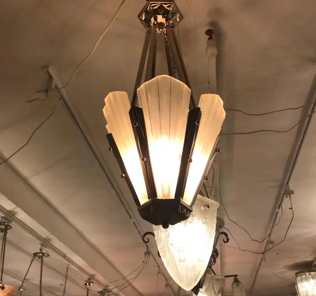 Lampadario Art Deco francese firmato da Degue in vendita 1