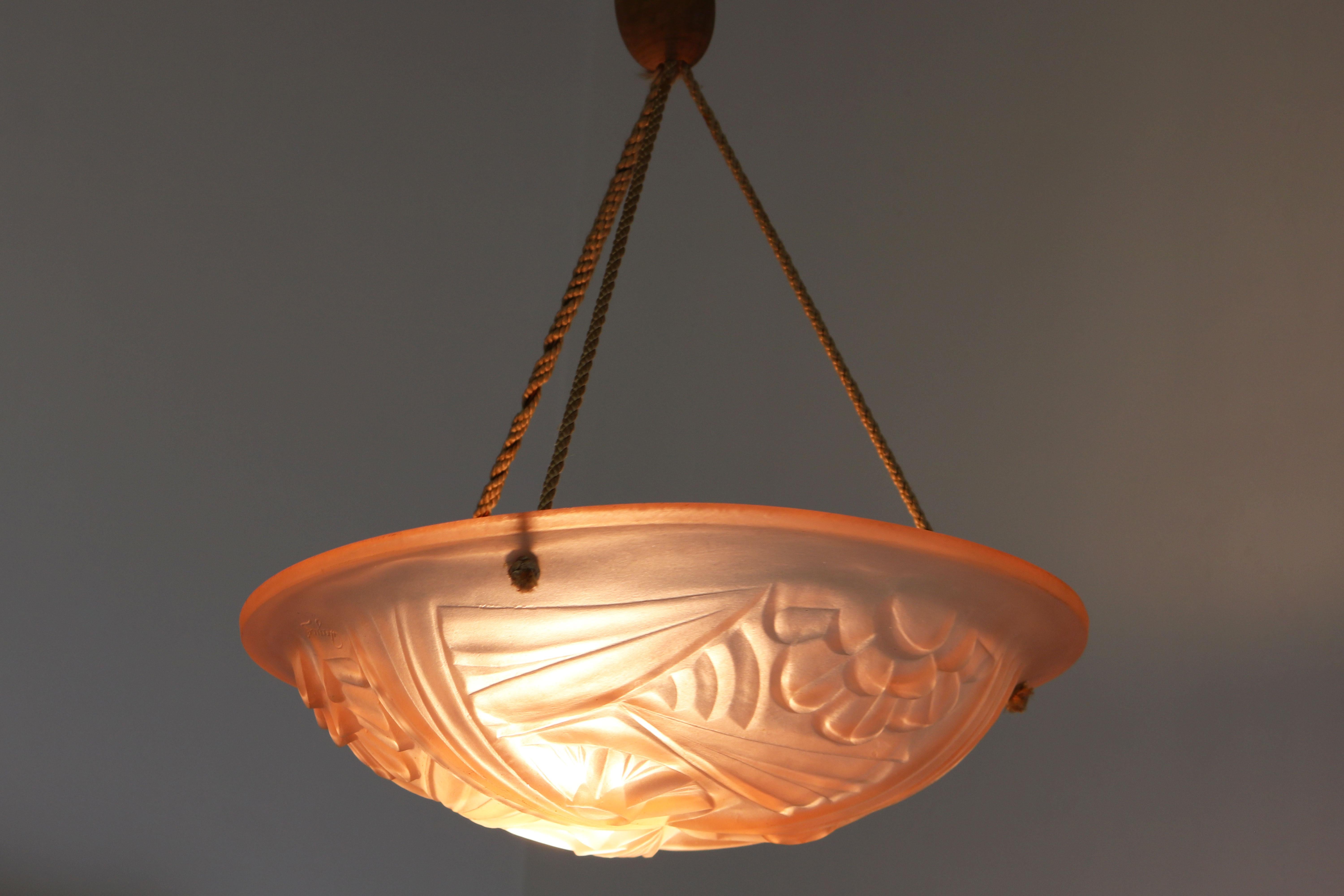 Französischer Art-déco-Kronleuchter, signiert von Degue, rosa Glaslampe, 1930, antik, Frankreich (Art déco) im Angebot