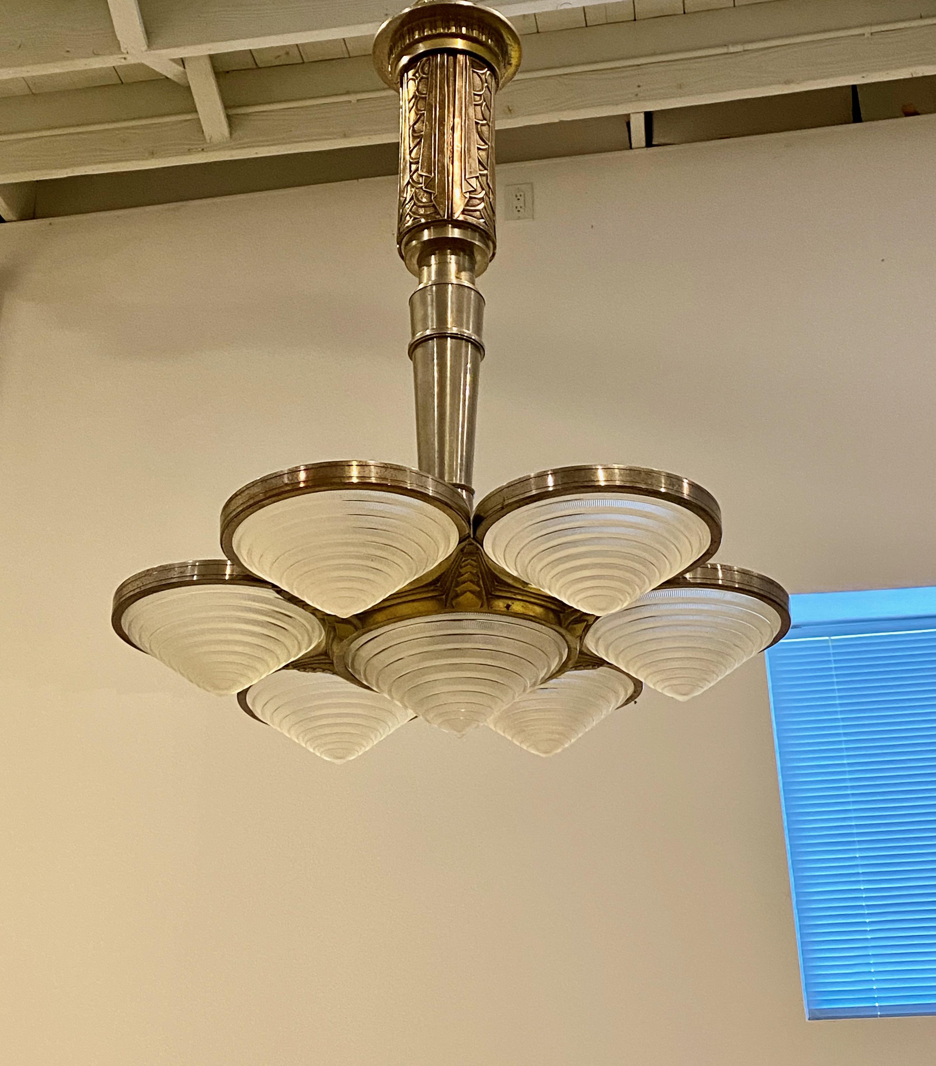 Lustre Art Déco français signé par G Leleu. Six bols ronds en verre nervuré entourant un plus grand bol rond en verre nervuré, tous signés G Leleu. Elle est maintenue par un cadre en laiton et nickel avec un motif géométrique complexe. Replacage en