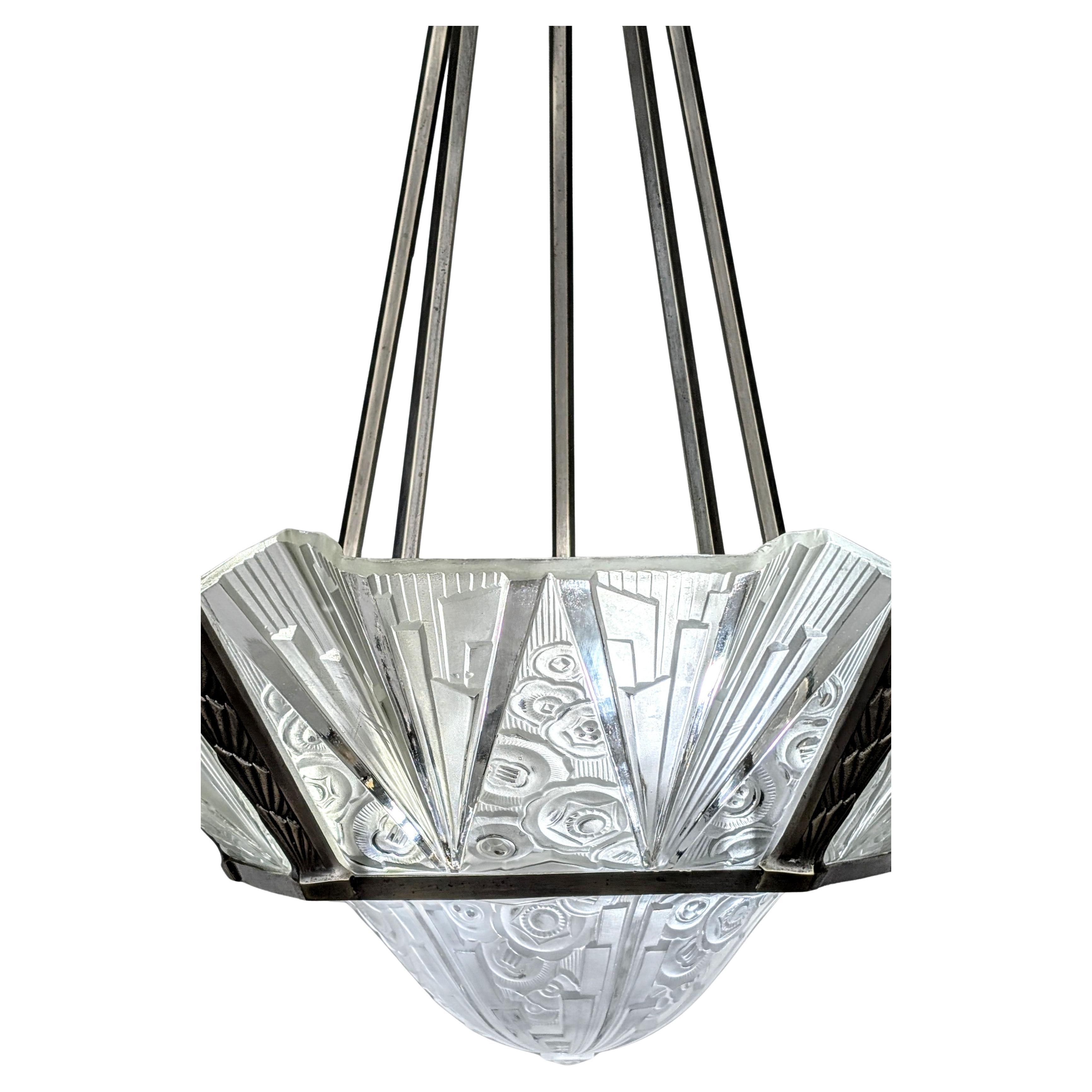 20ième siècle French Art Deco Chandelier Signed by Hettier Vincent en vente