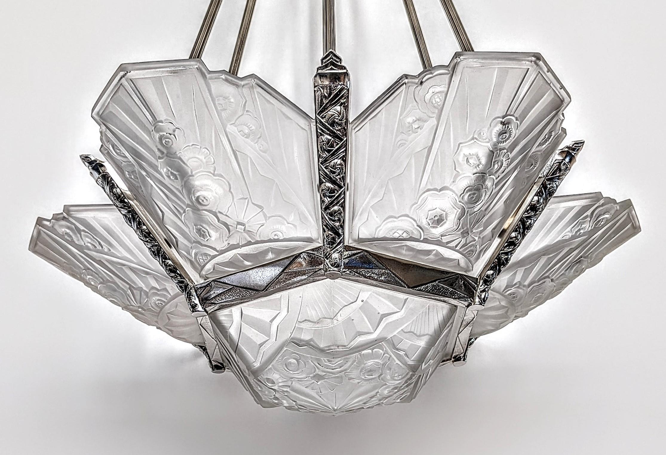 A stunning French Art Deco chandelier in grand scale (26