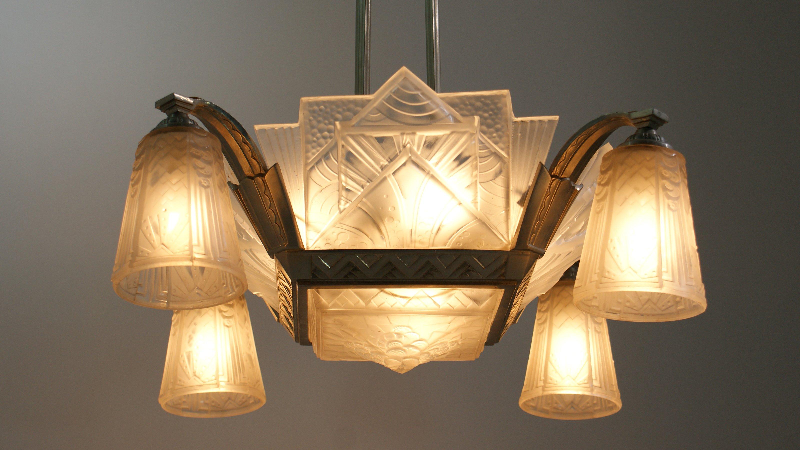 French Art Deco chandelier signed by Muller Frères Luneville, composed of 5 big shades and 4 tulipes shades in clear frosted glass with typical Art Deco geometric motif details, all signed 