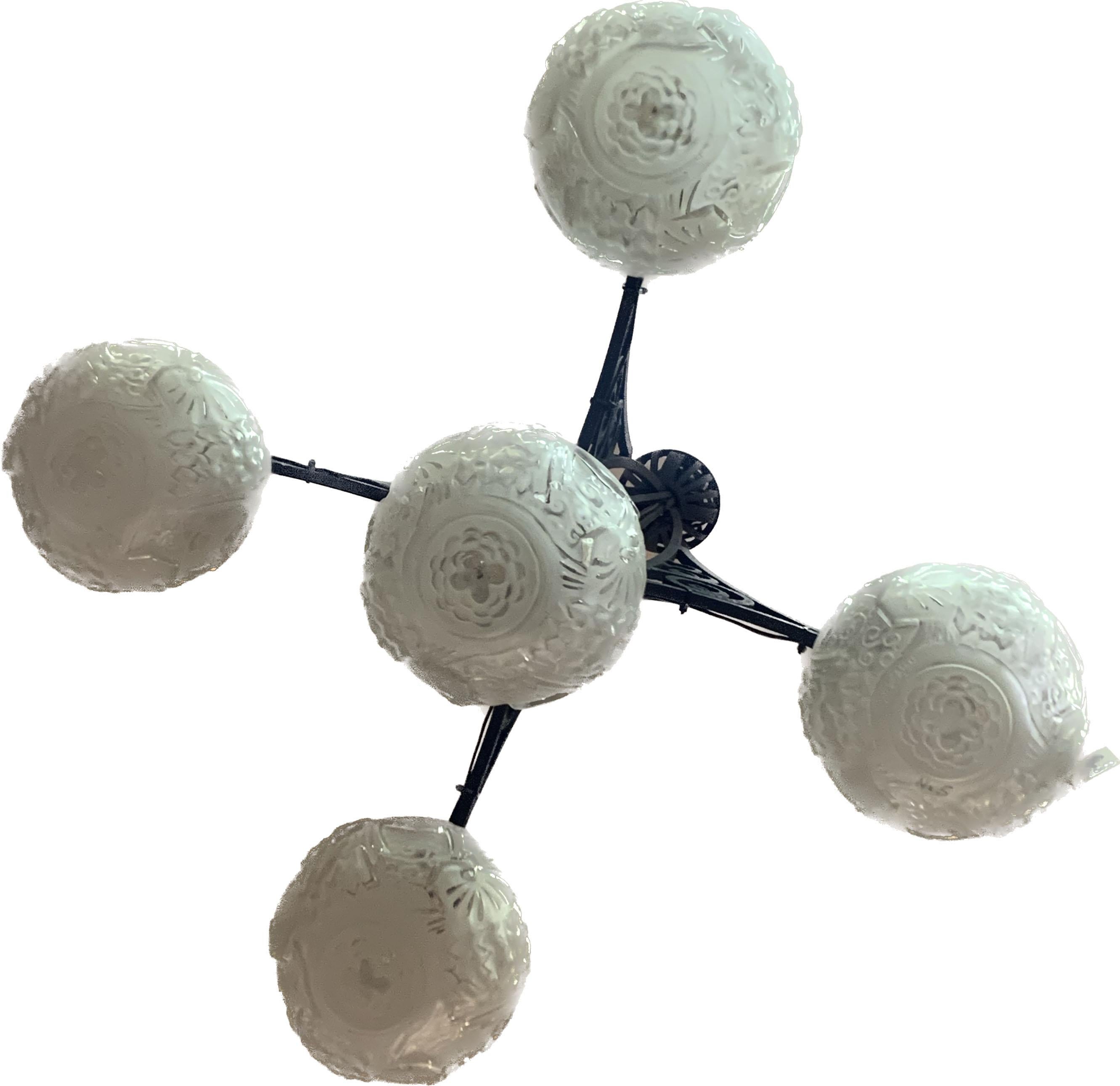 Lampadario francese Art Déco di Muller Frères Luneville, con cinque globi in vetro smerigliato con uccelli stilizzati e motivi floreali montati su una struttura geometrica in ferro battuto.

Ogni globo reca la scritta 