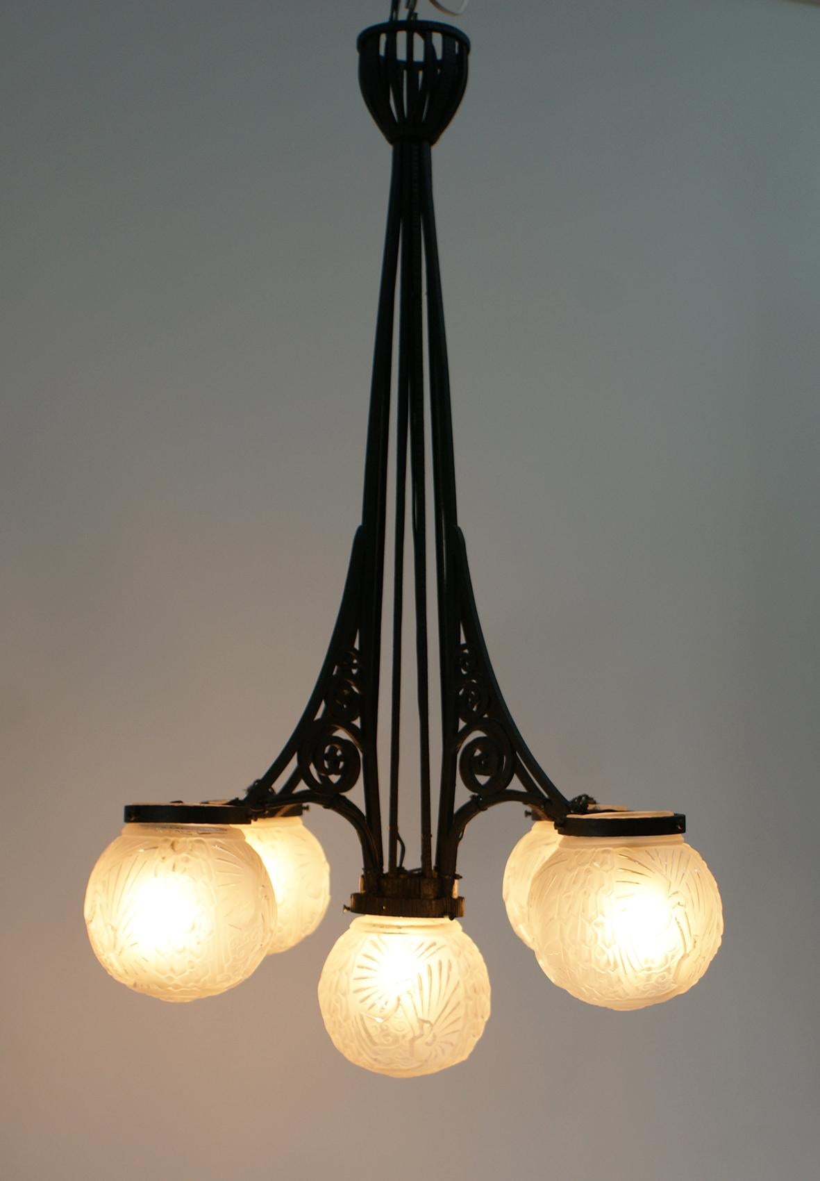Satinato Lampadario francese Art Déco firmato 