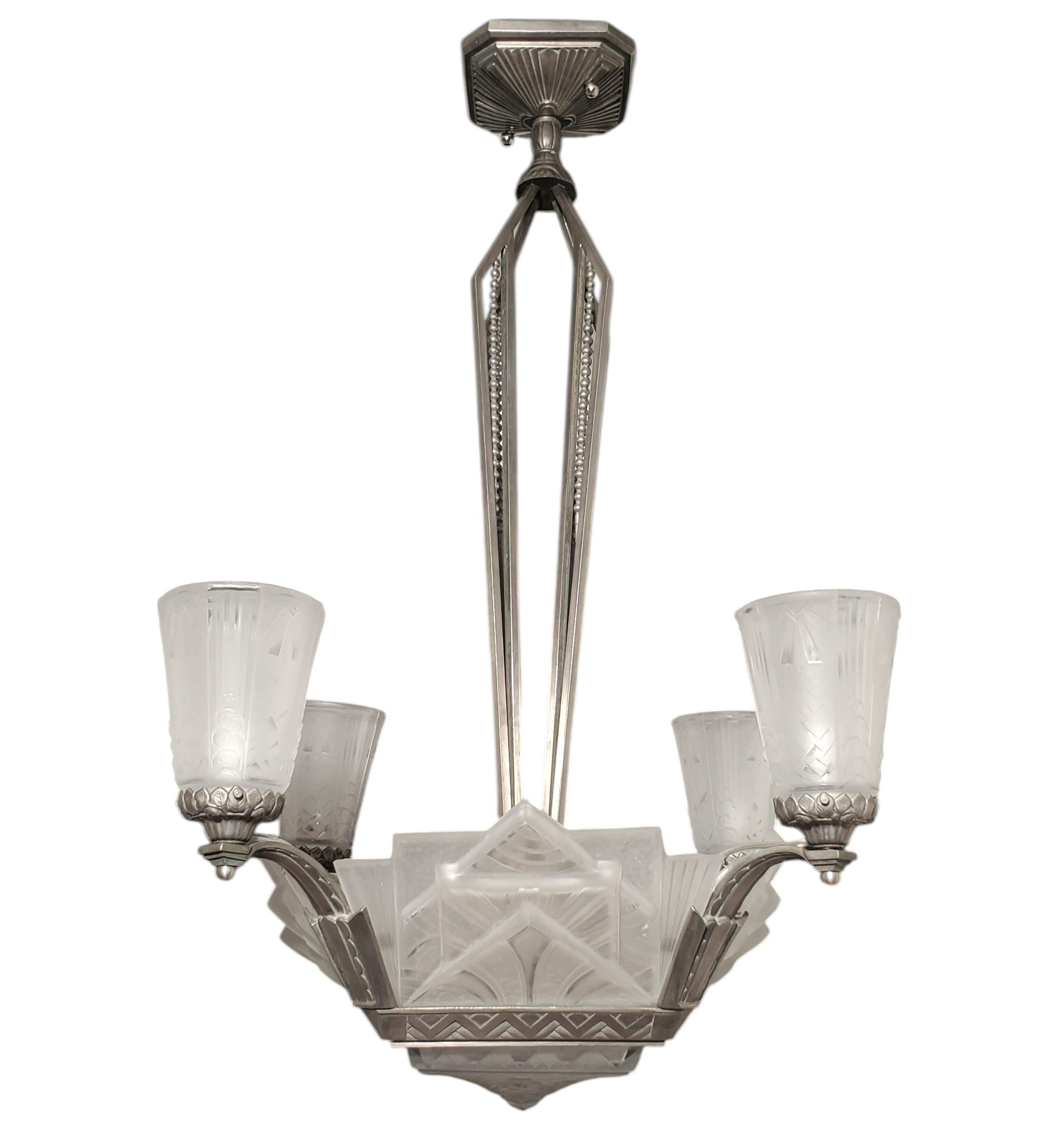 French Art Deco chandelier signed Muller Frères Luneville In Good Condition For Sale In New York City, NY