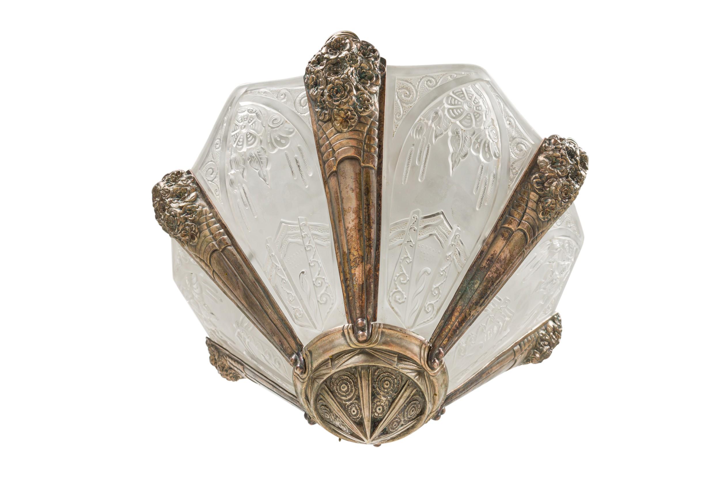 Art Deco francese  lampadario con 6 paralumi svasati in vetro geometrico smerigliato in vendita 2