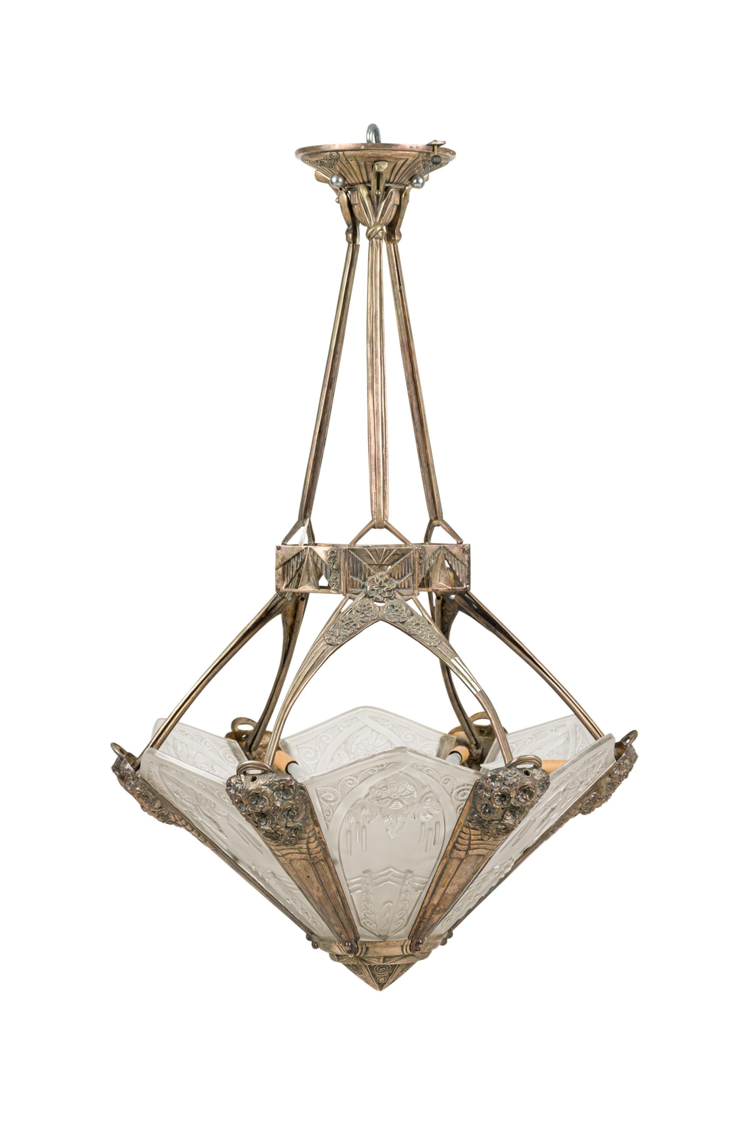 Art Déco Art Deco francese  lampadario con 6 paralumi svasati in vetro geometrico smerigliato in vendita