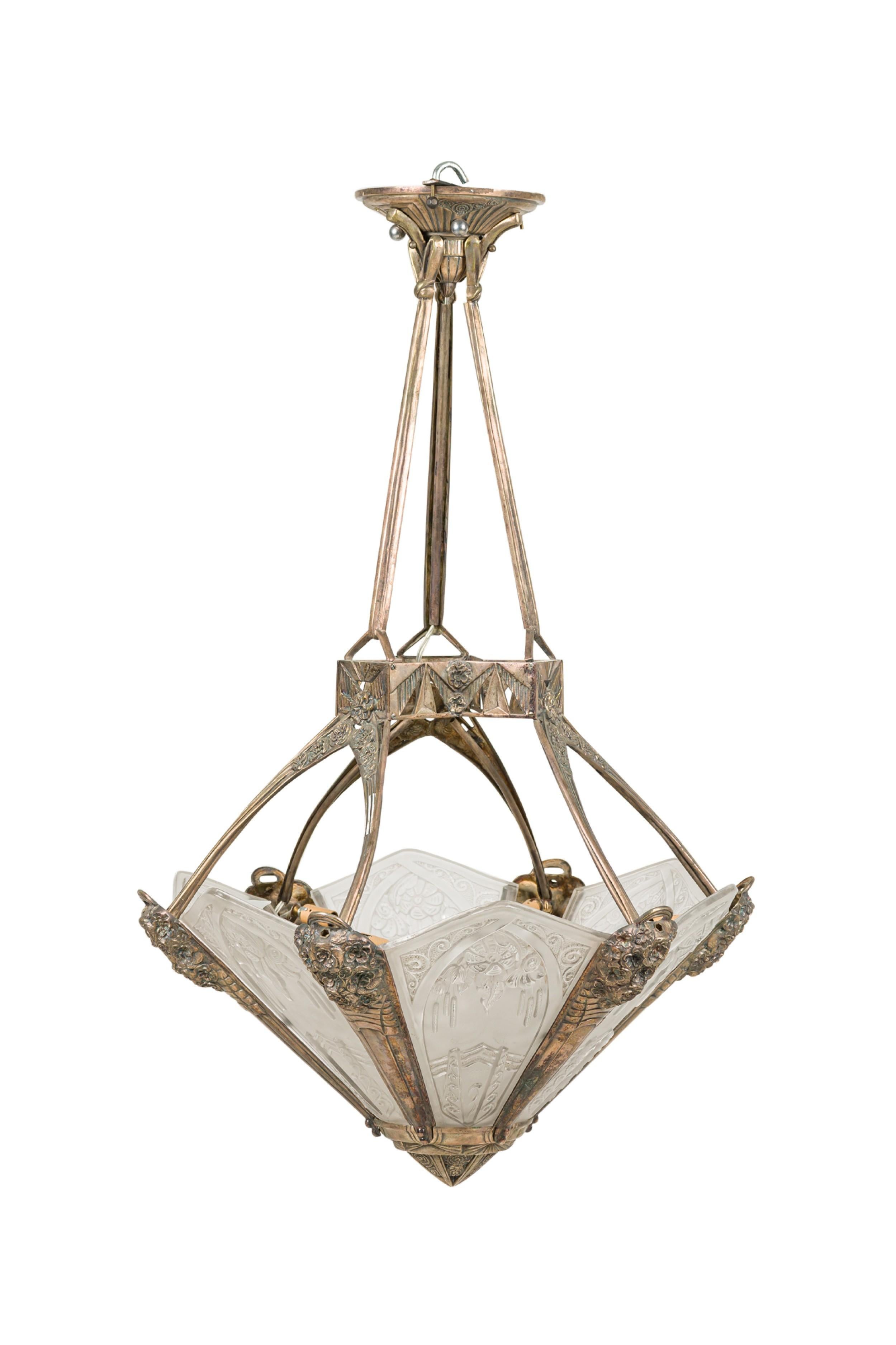 Francese Art Deco francese  lampadario con 6 paralumi svasati in vetro geometrico smerigliato in vendita