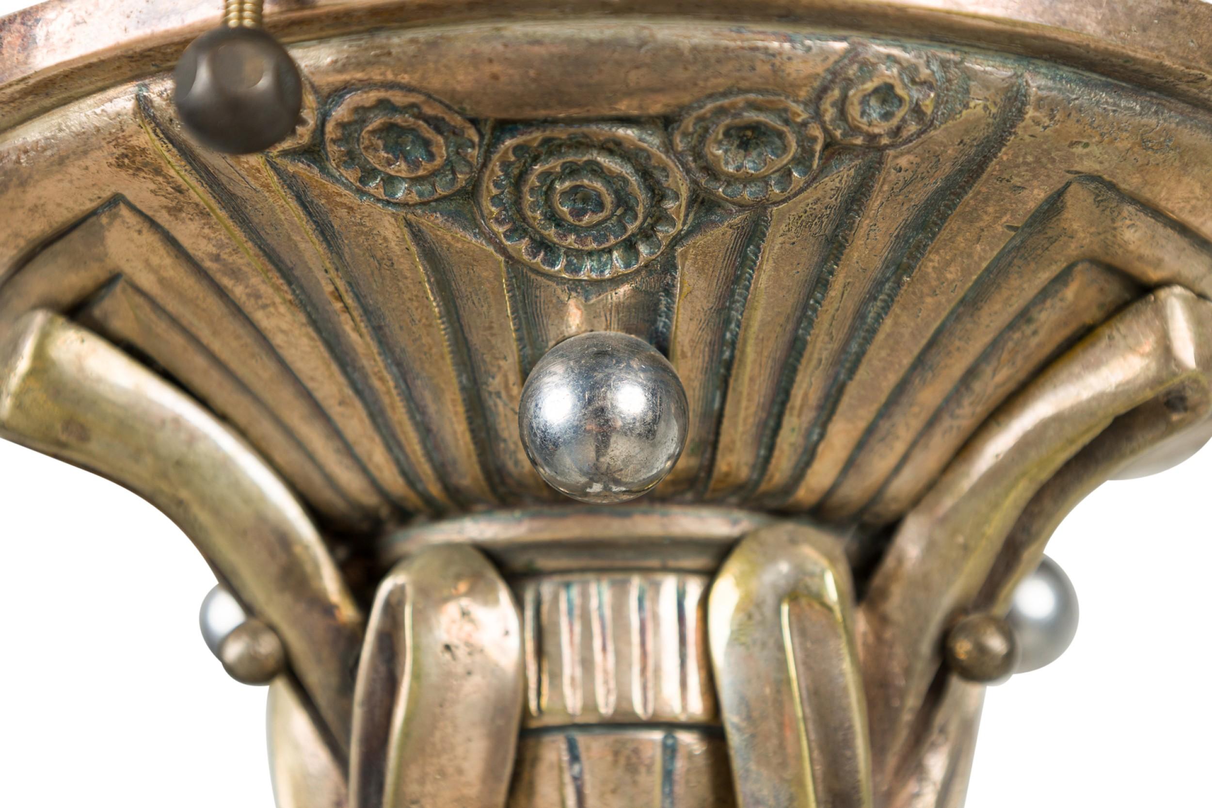 Art Deco francese  lampadario con 6 paralumi svasati in vetro geometrico smerigliato In condizioni buone in vendita a Queens, NY