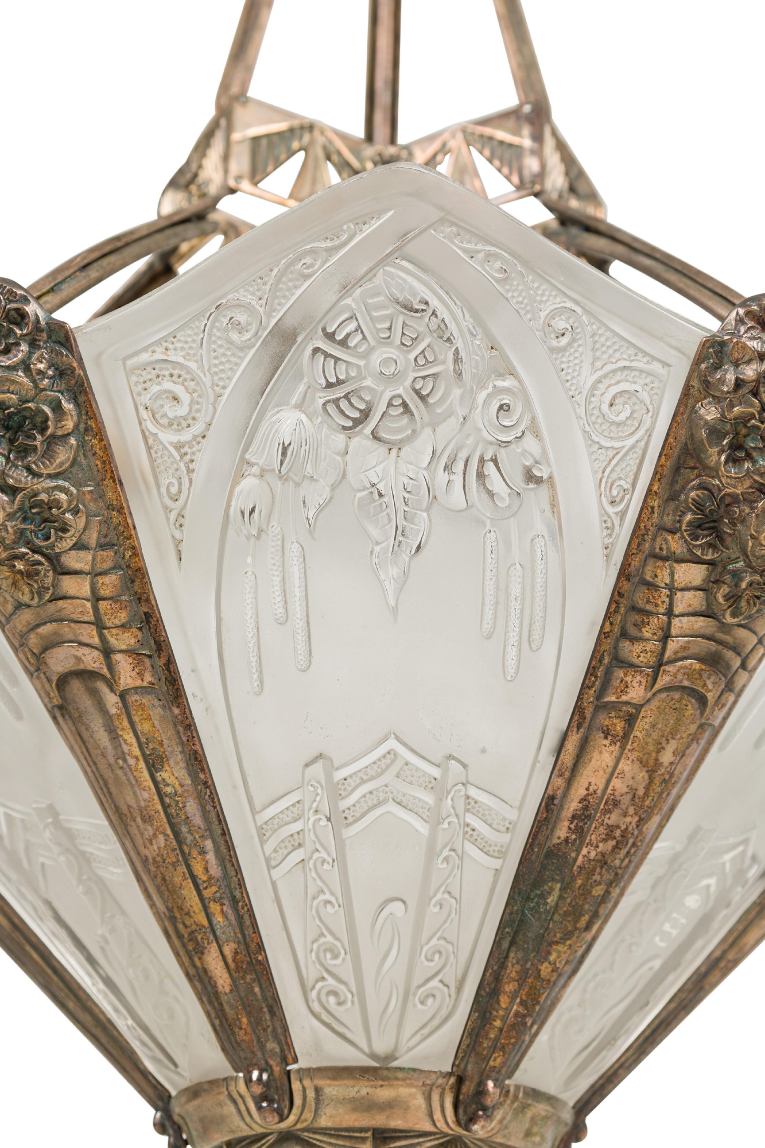 Vetro Art Deco francese  lampadario con 6 paralumi svasati in vetro geometrico smerigliato in vendita