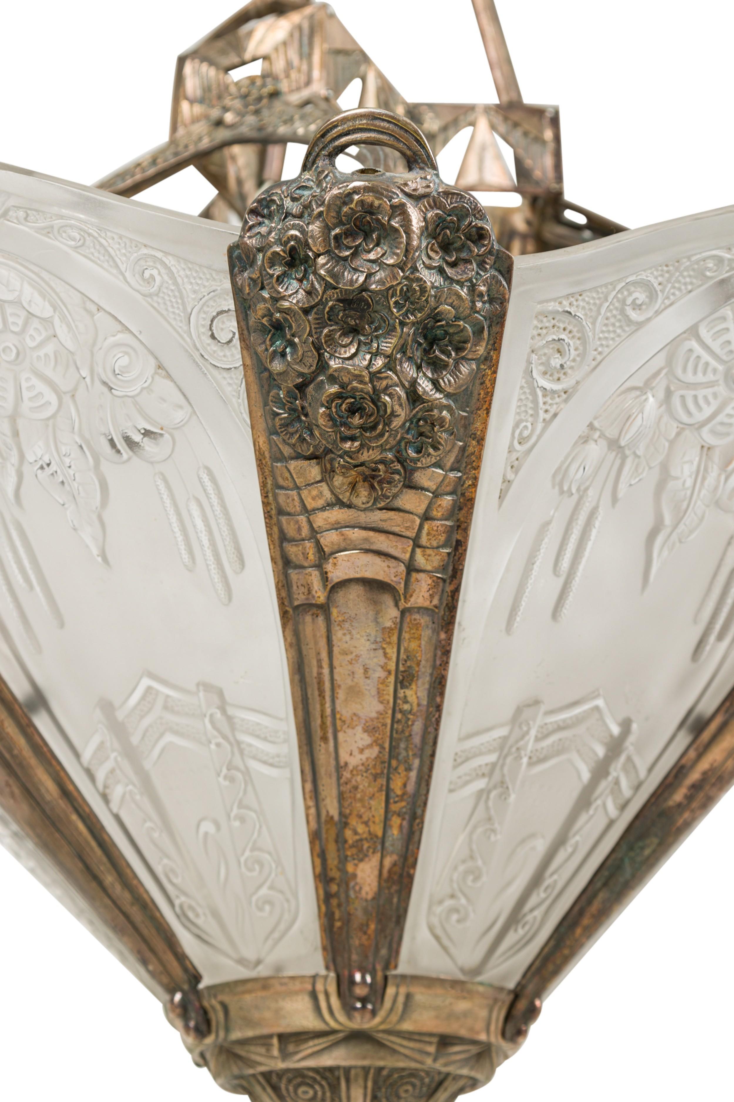 Art Deco francese  lampadario con 6 paralumi svasati in vetro geometrico smerigliato in vendita 1