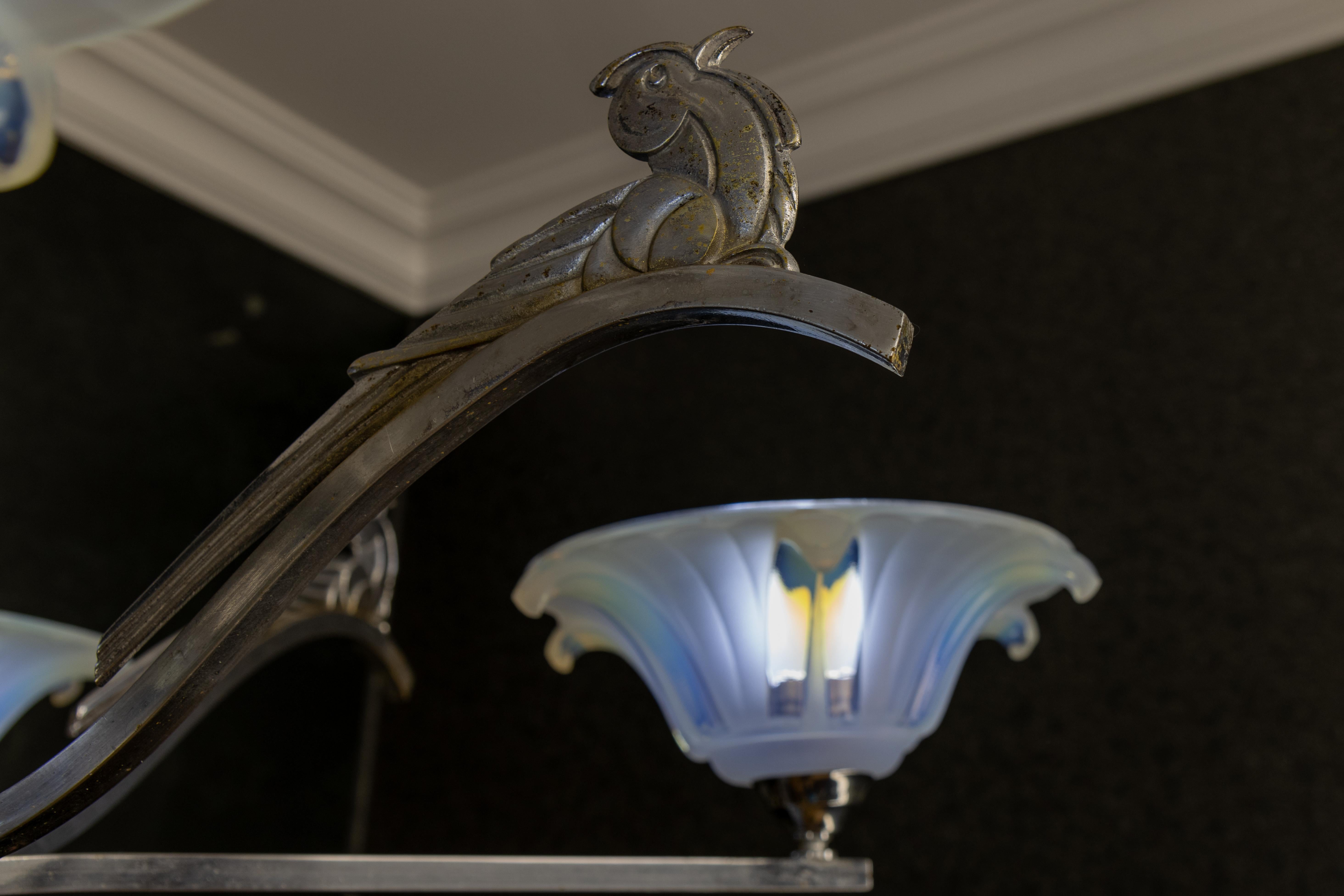 Lámpara francesa Art Déco con pájaros y pantallas de flores de cristal opalescente, años 30 en venta 3