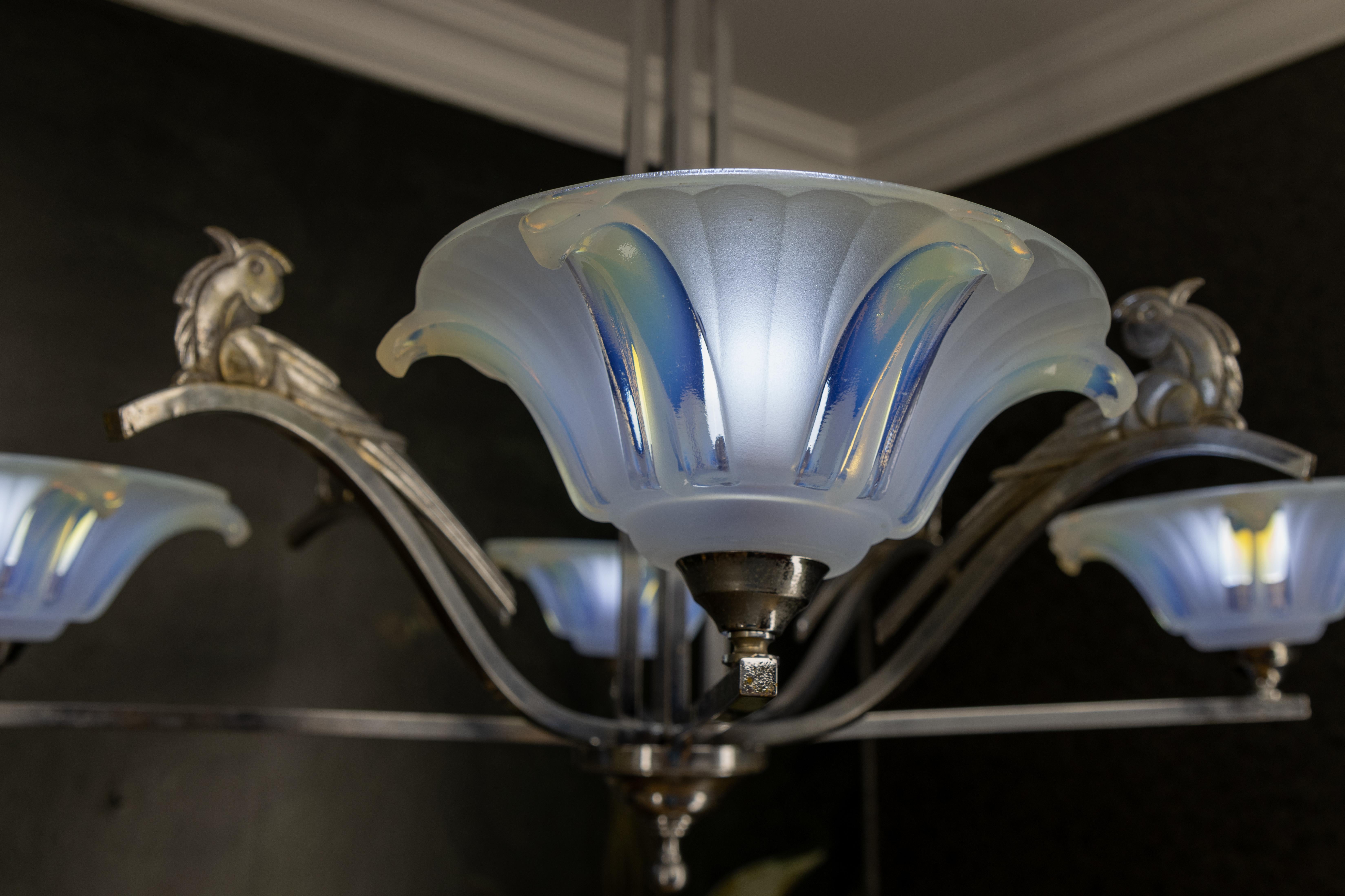Lámpara francesa Art Déco con pájaros y pantallas de flores de cristal opalescente, años 30 en venta 4