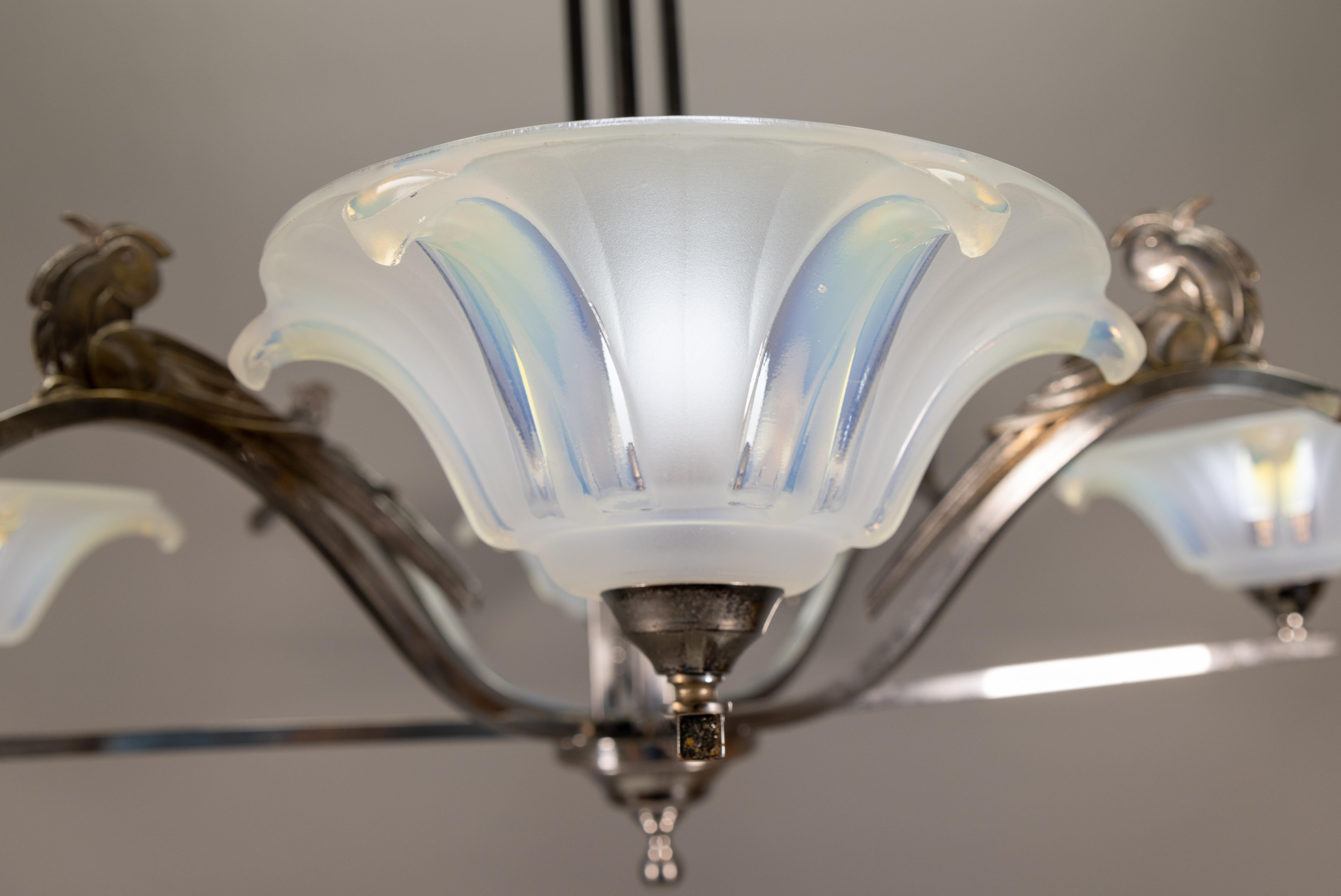 Lámpara francesa Art Déco con pájaros y pantallas de flores de cristal opalescente, años 30 en venta 5