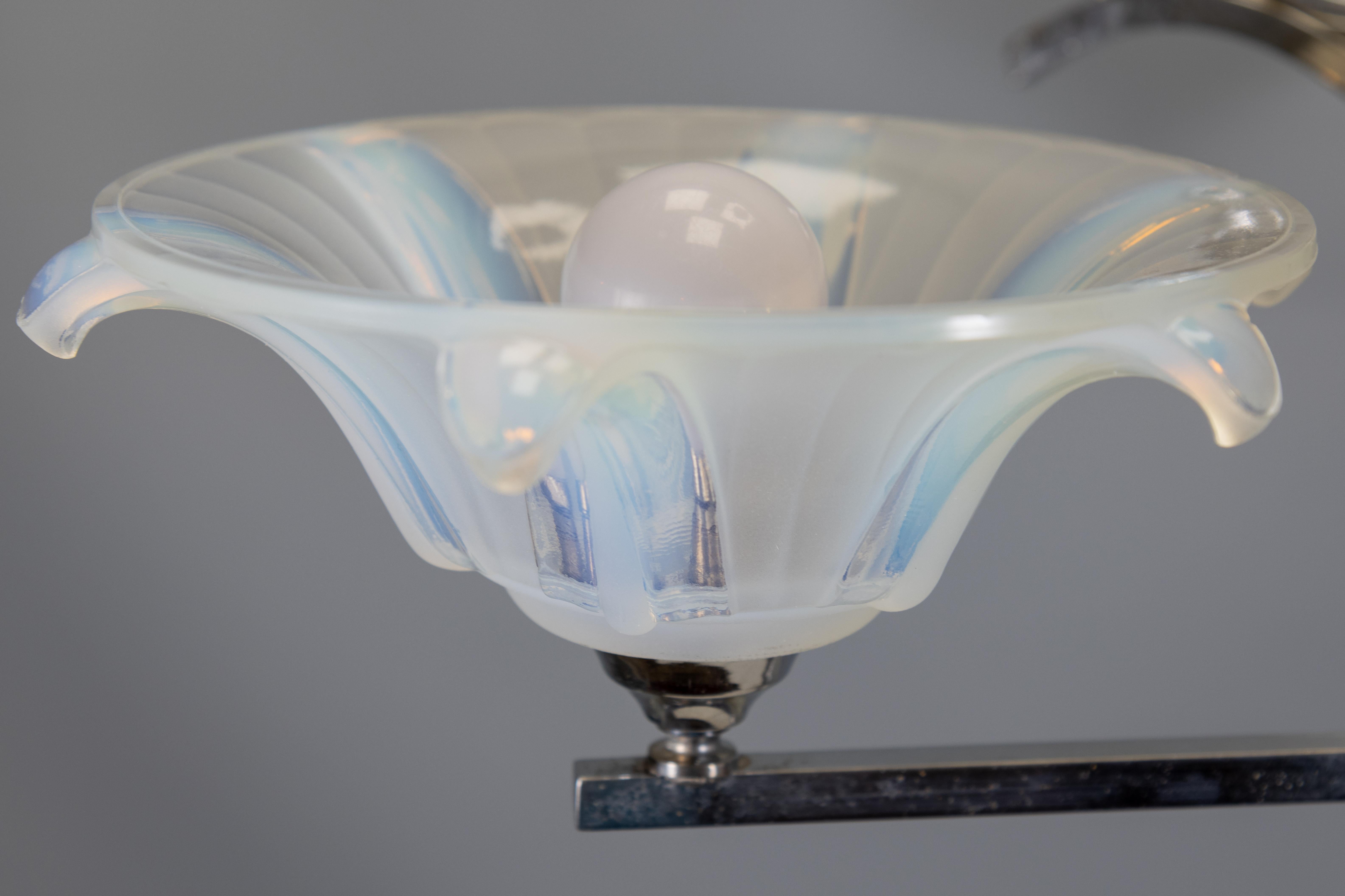 Lámpara francesa Art Déco con pájaros y pantallas de flores de cristal opalescente, años 30 en venta 7