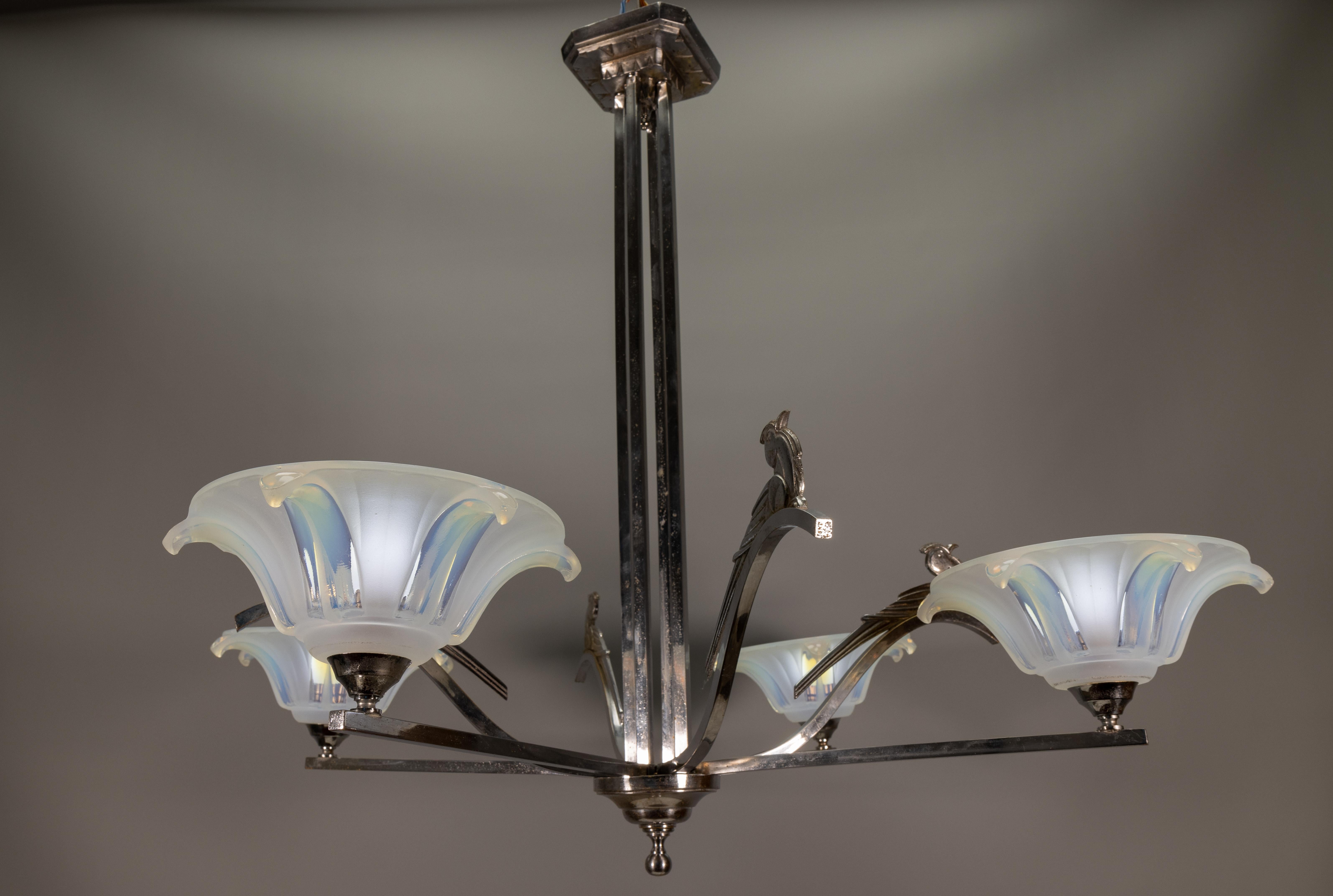 Lámpara francesa Art Déco con pájaros y pantallas de flores de cristal opalescente, años 30 Francés en venta