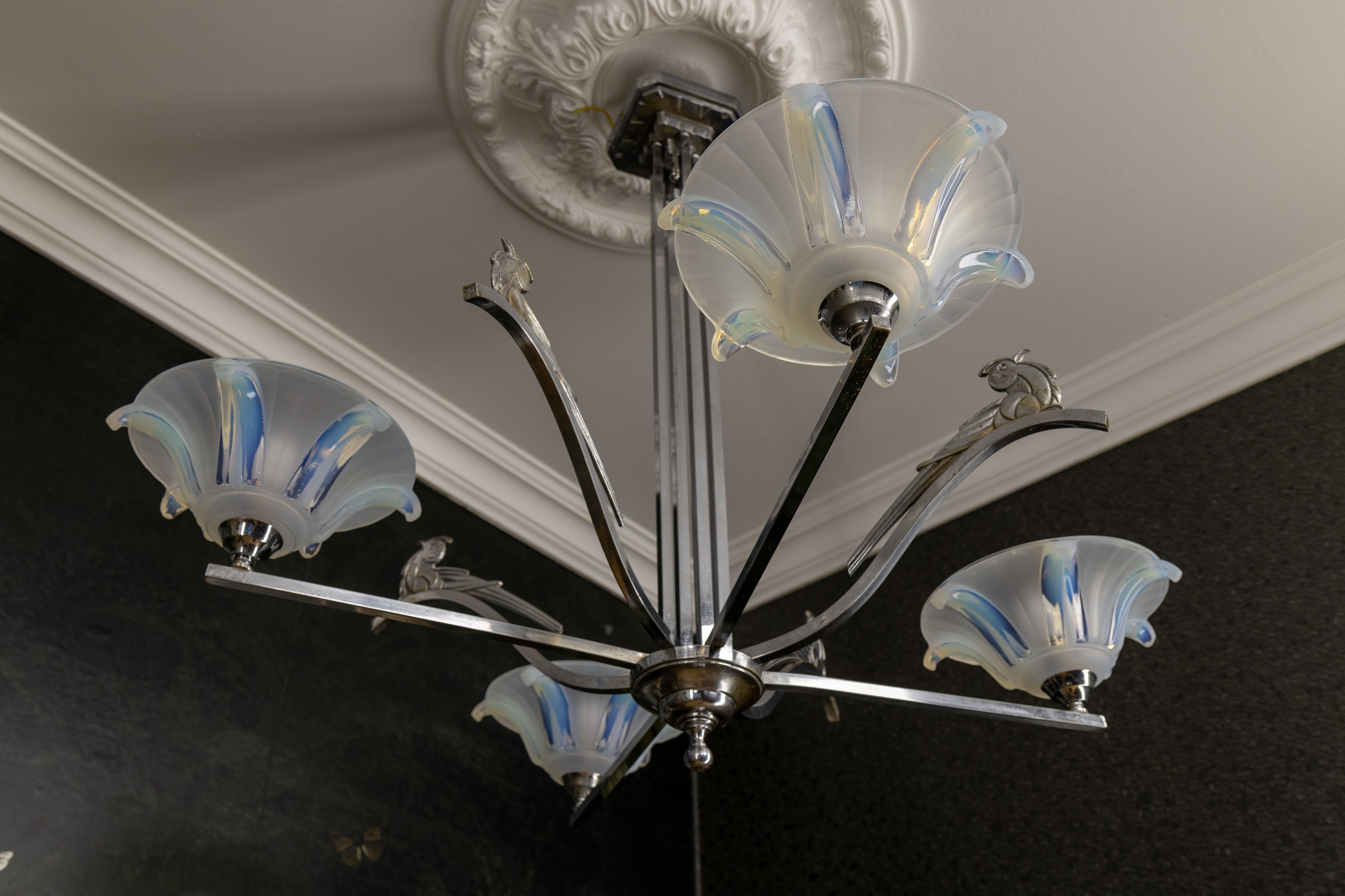 Lámpara francesa Art Déco con pájaros y pantallas de flores de cristal opalescente, años 30 mediados del siglo XX en venta