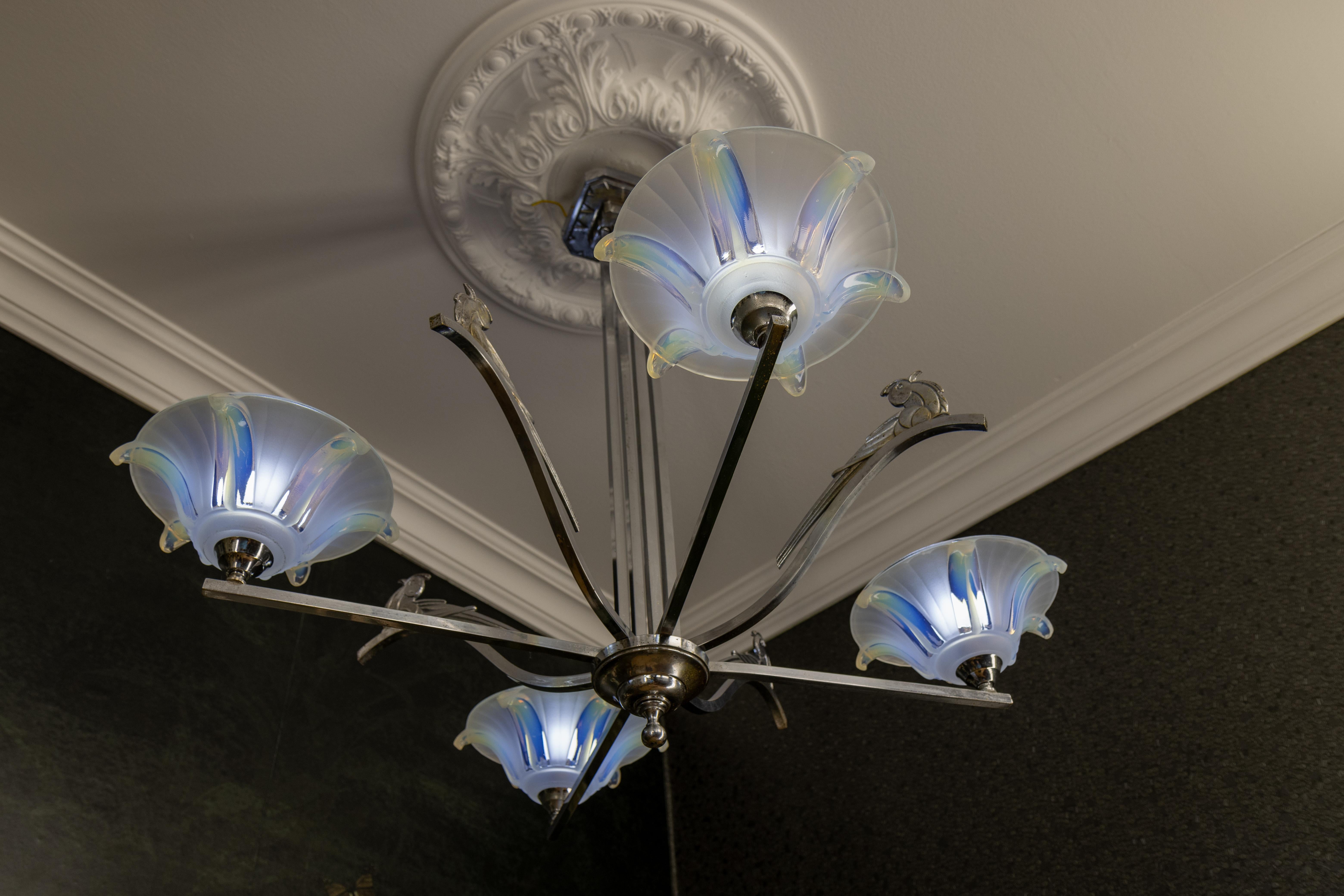 Lámpara francesa Art Déco con pájaros y pantallas de flores de cristal opalescente, años 30 Latón en venta