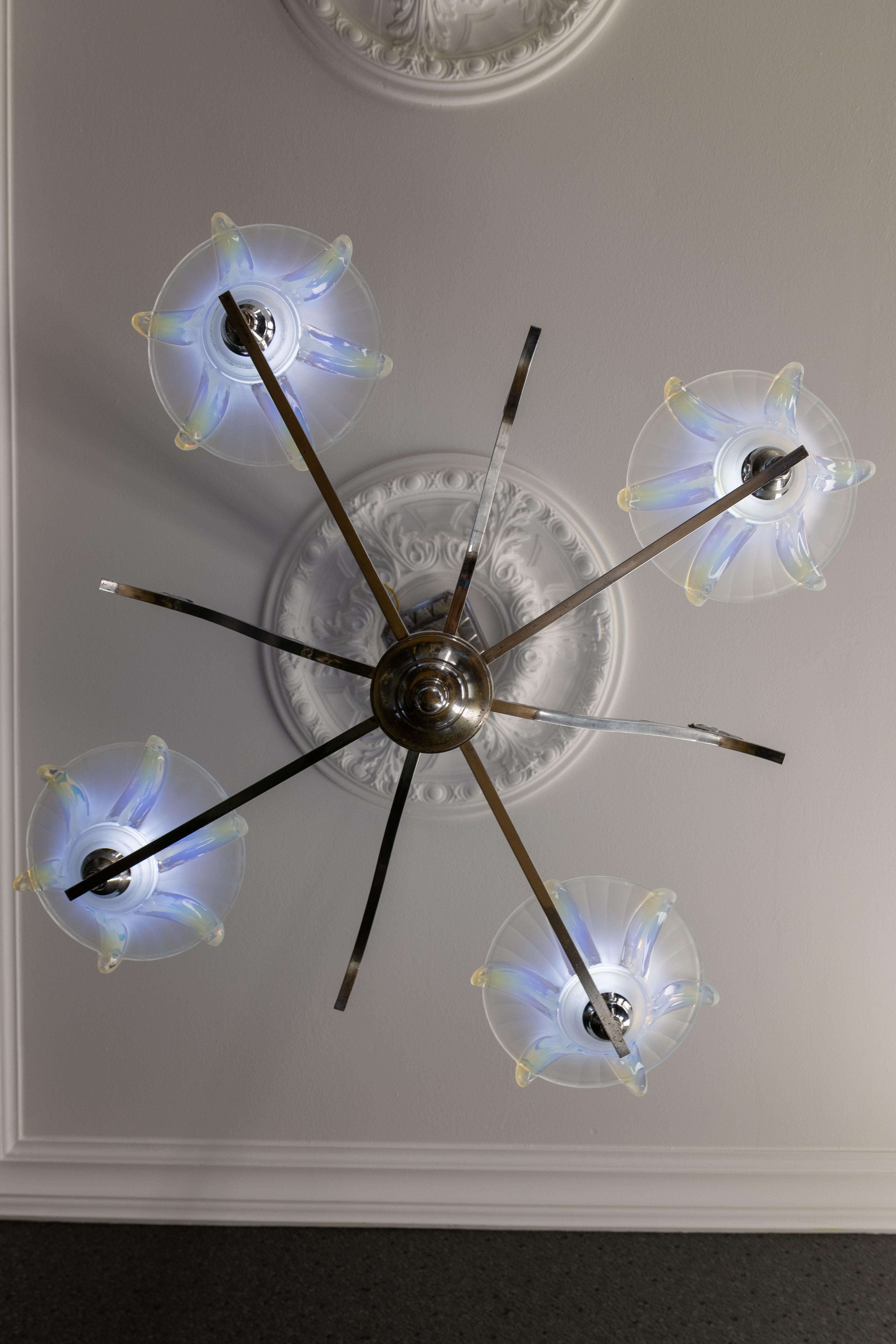 Lámpara francesa Art Déco con pájaros y pantallas de flores de cristal opalescente, años 30 en venta 1