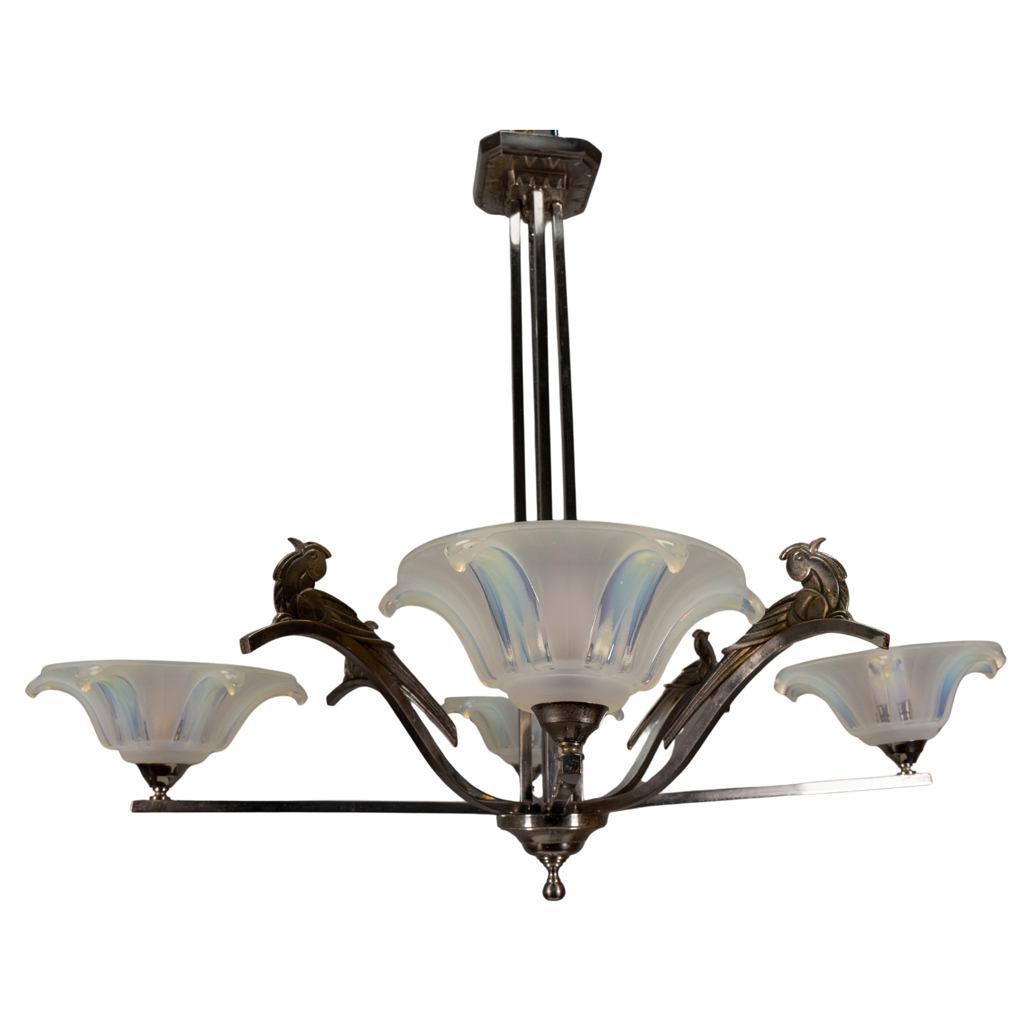 Lampadario francese Art Déco con uccelli e paralumi in vetro opalescente, anni '30