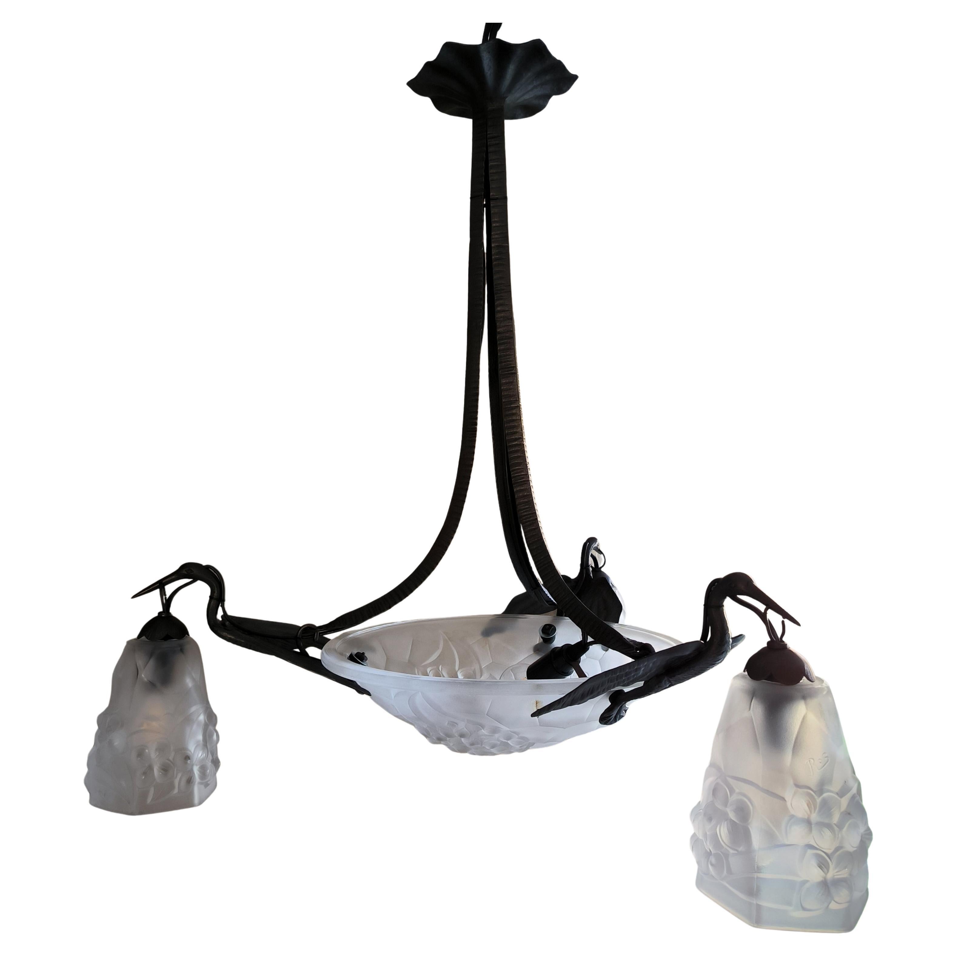 Lustre Art Déco français avec cigognes en fer, signé ROS par 'DEGUÉ' circa 1930