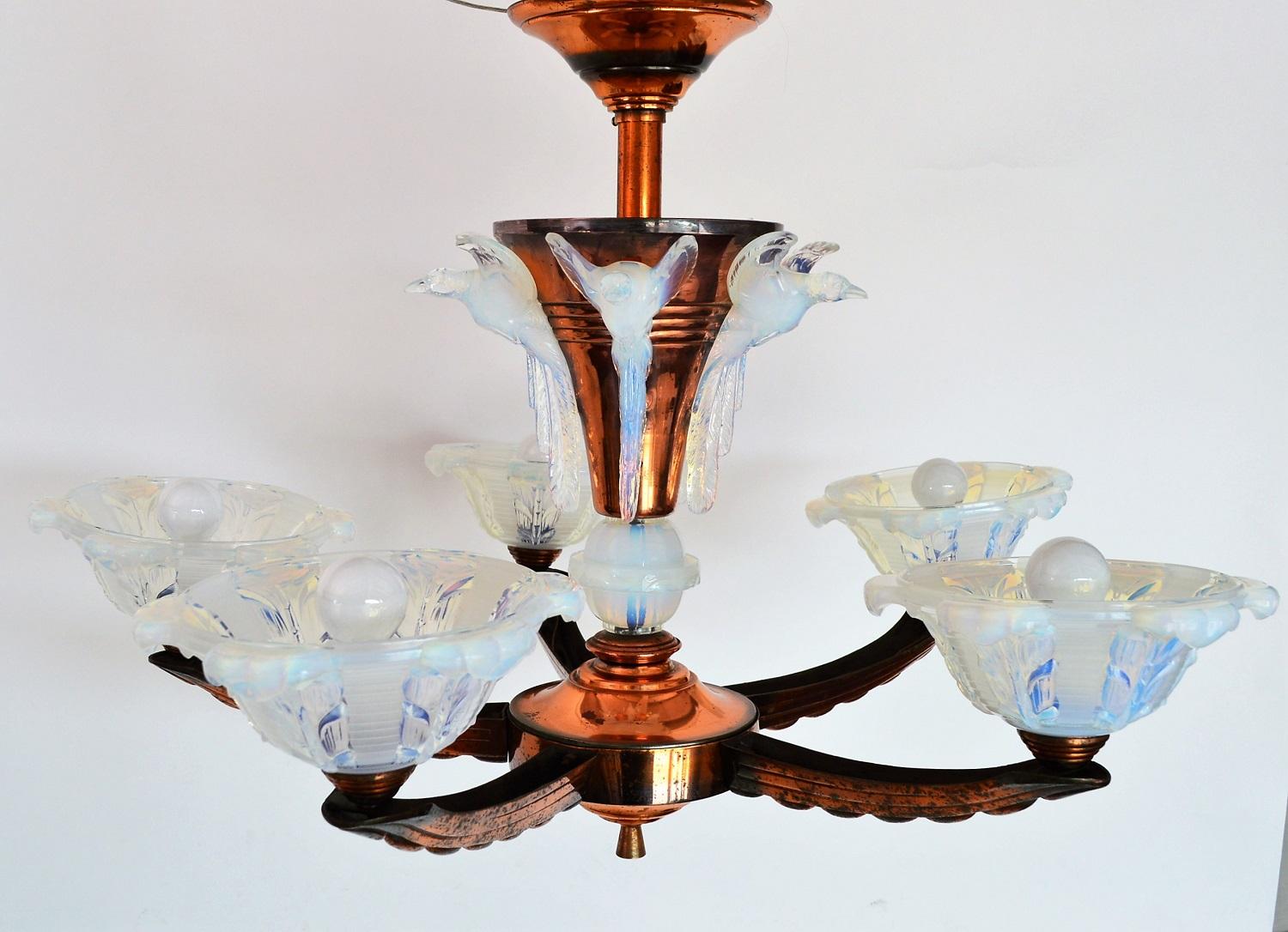 French Art Deco Chandelier with Opaline Glasses in Bird Shape, 1930s In Good Condition In Morazzone, Varese