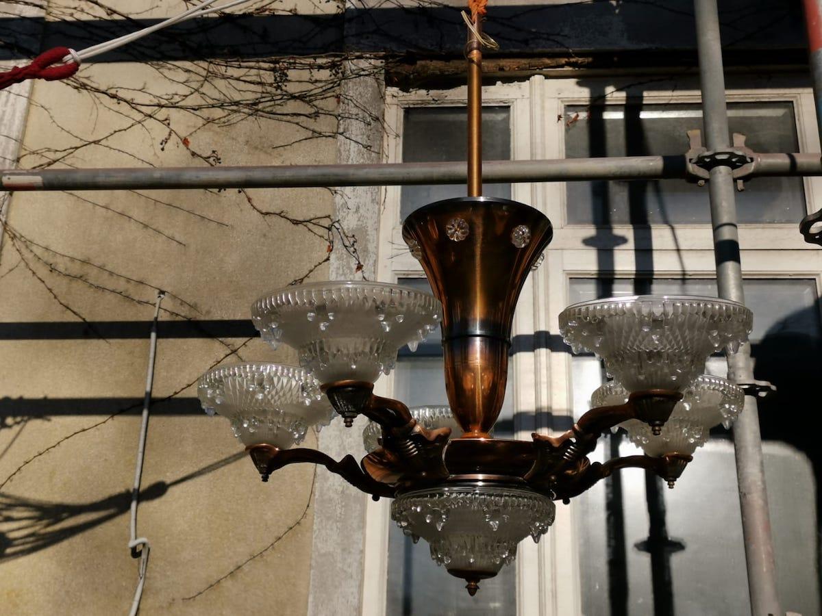 French Art Deco Chandelier with the Original Opaque Moulded Icicle Glass Shades In Good Condition For Sale In London, GB