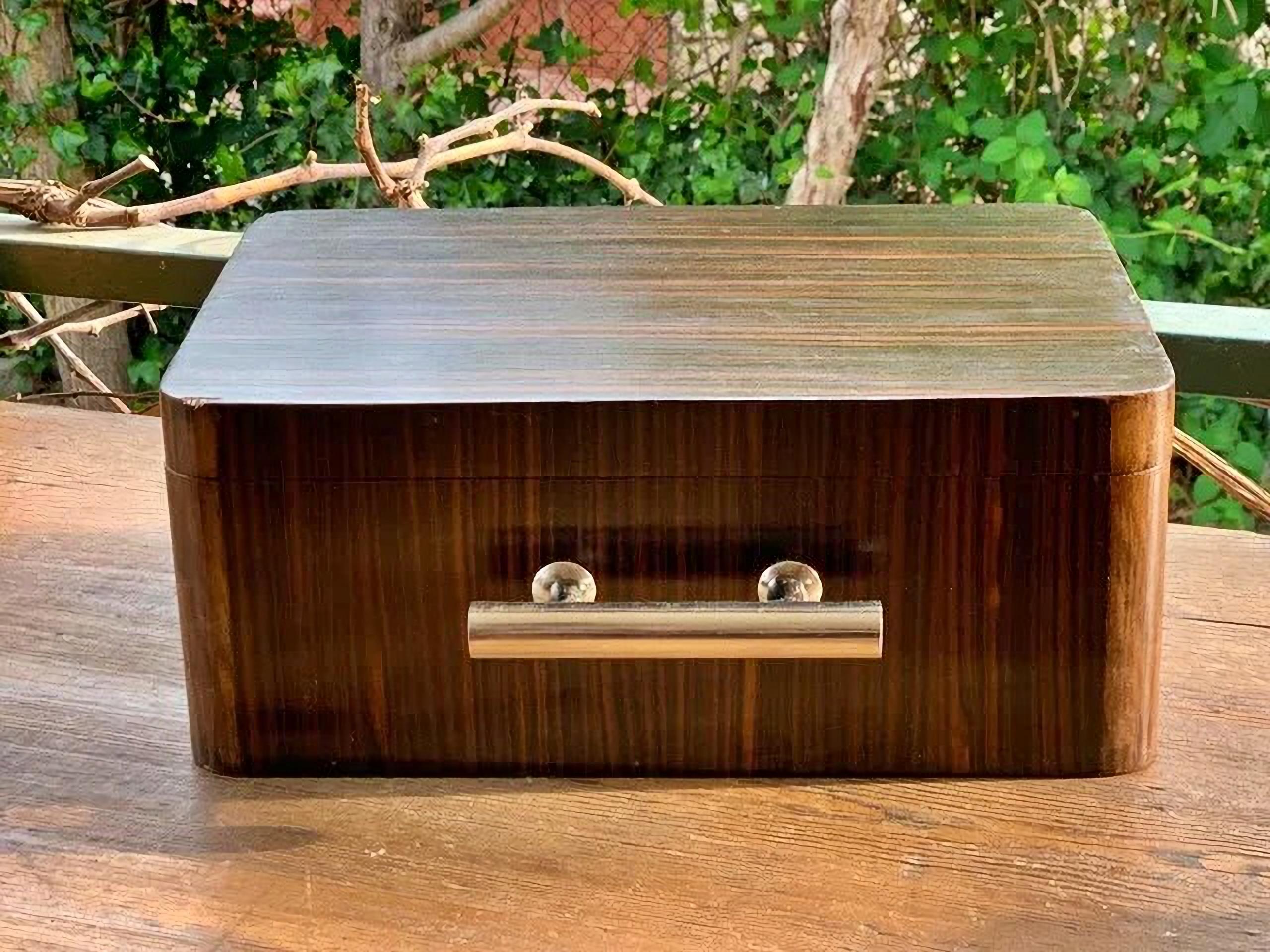 French Art Deco chest / Jewelry box circa 1925 rosewood
Measures: 36cm x 25cm x 14cm
Good condition.