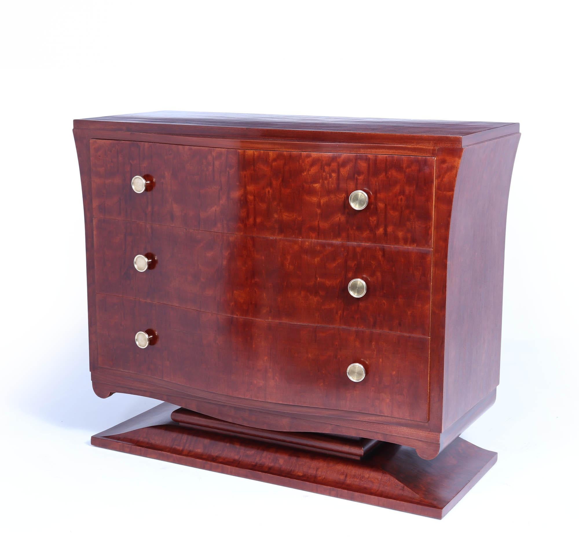Cassettiera Art Deco 
Questa splendida cassettiera francese Art Déco degli anni '30 è una squisita miscela di forma e funzione. Realizzato con splendide impiallacciature di Bubinga su rovere, il frontale a serpentina e i lati delicatamente sagomati
