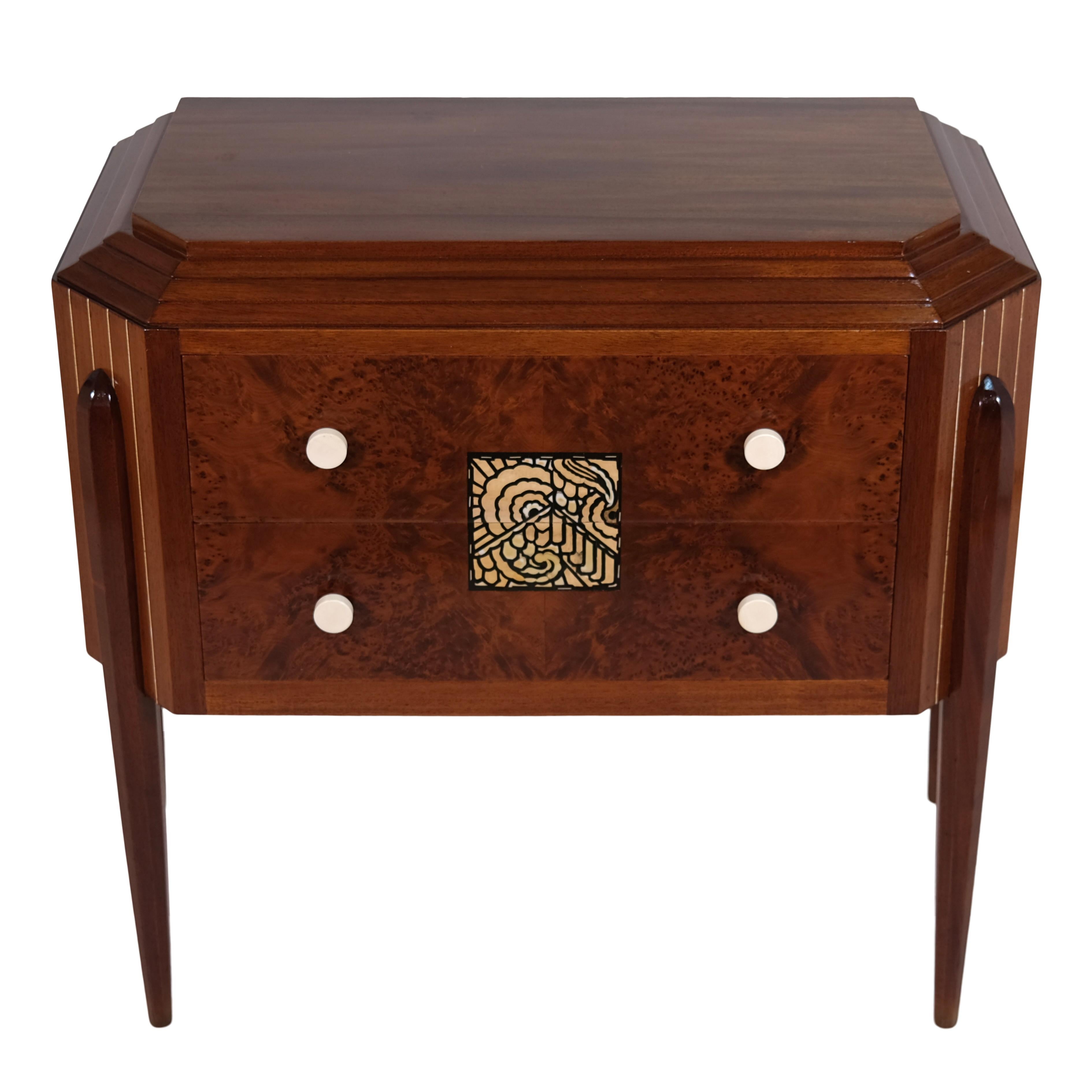 Discover the timeless elegance and artisanal refinement of this original Art Deco chest of drawers from France, dating back to around 1925. Every detail has been carefully crafted to bring a touch of luxury to your home.

The body of this chest of
