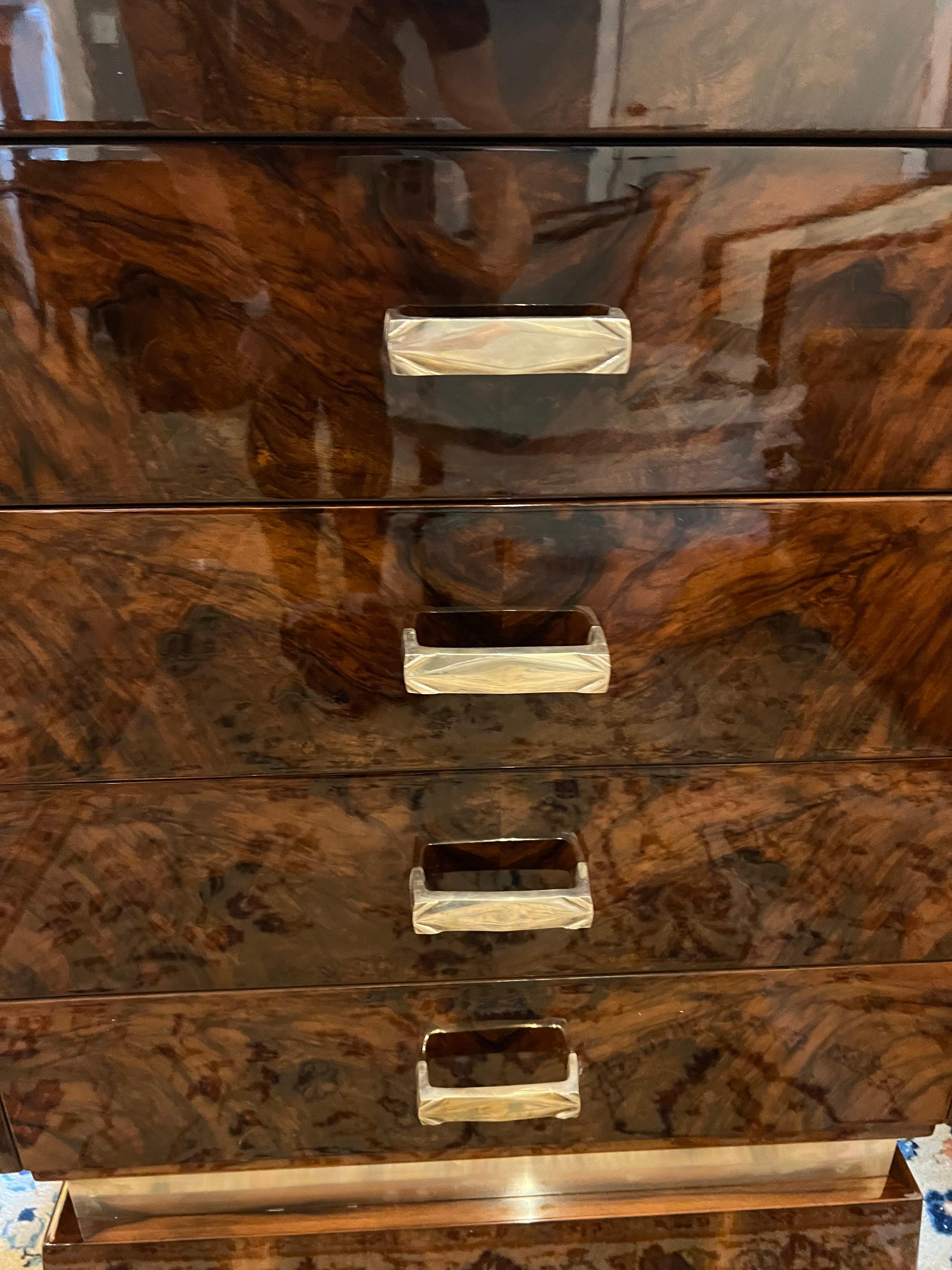 Commode Art Déco en noyer avec poignées en laiton

 Cette table d'appoint ou table de nuit est fabriquée en bois de noyer de haute qualité. Il comporte cinq tiroirs avec des poignées en laiton. La partie supérieure a des côtés inclinés. Il repose
